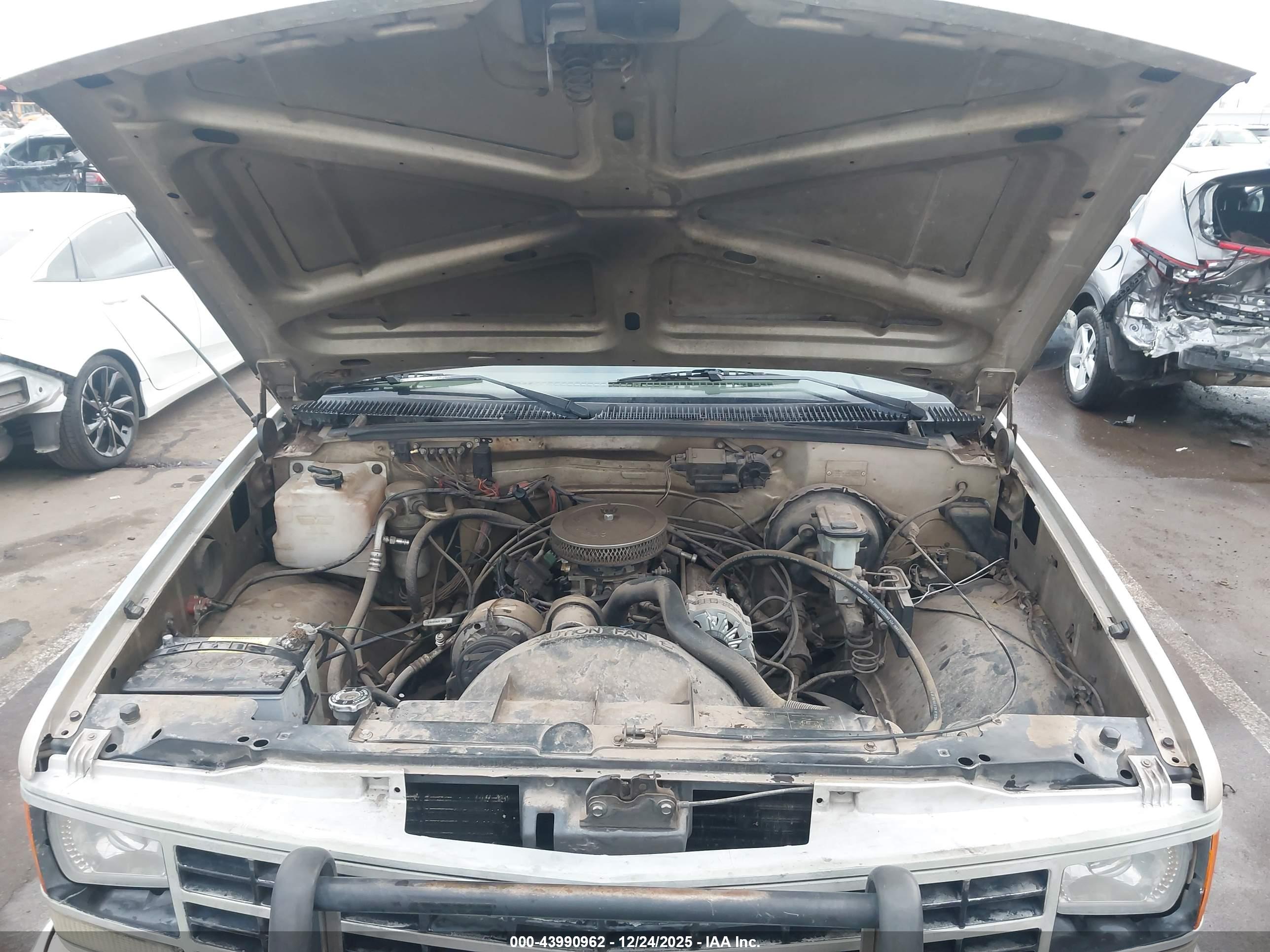 CHEVROLET GMT-400 image 10