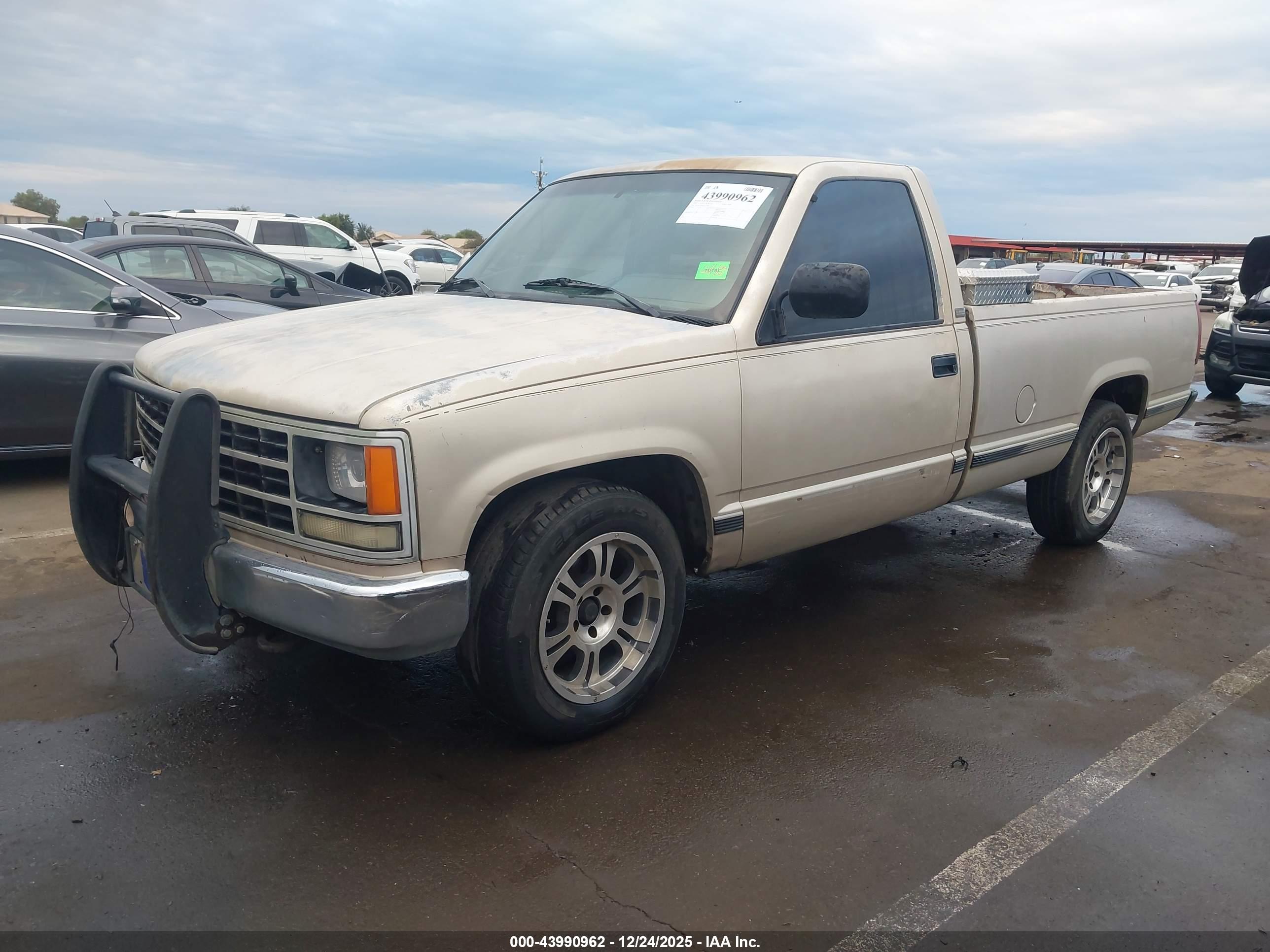 CHEVROLET GMT-400 image 2