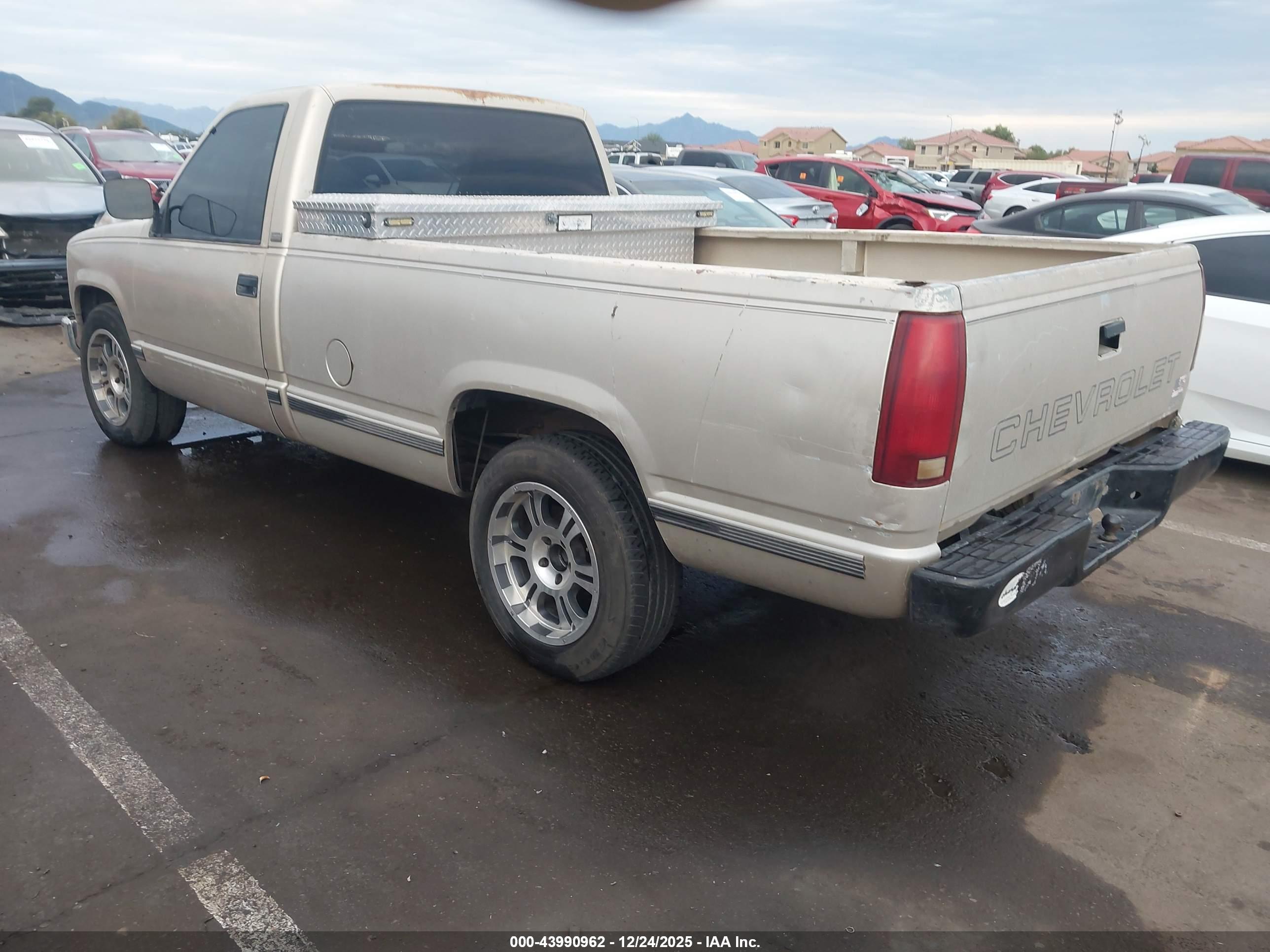 CHEVROLET GMT-400 image 3