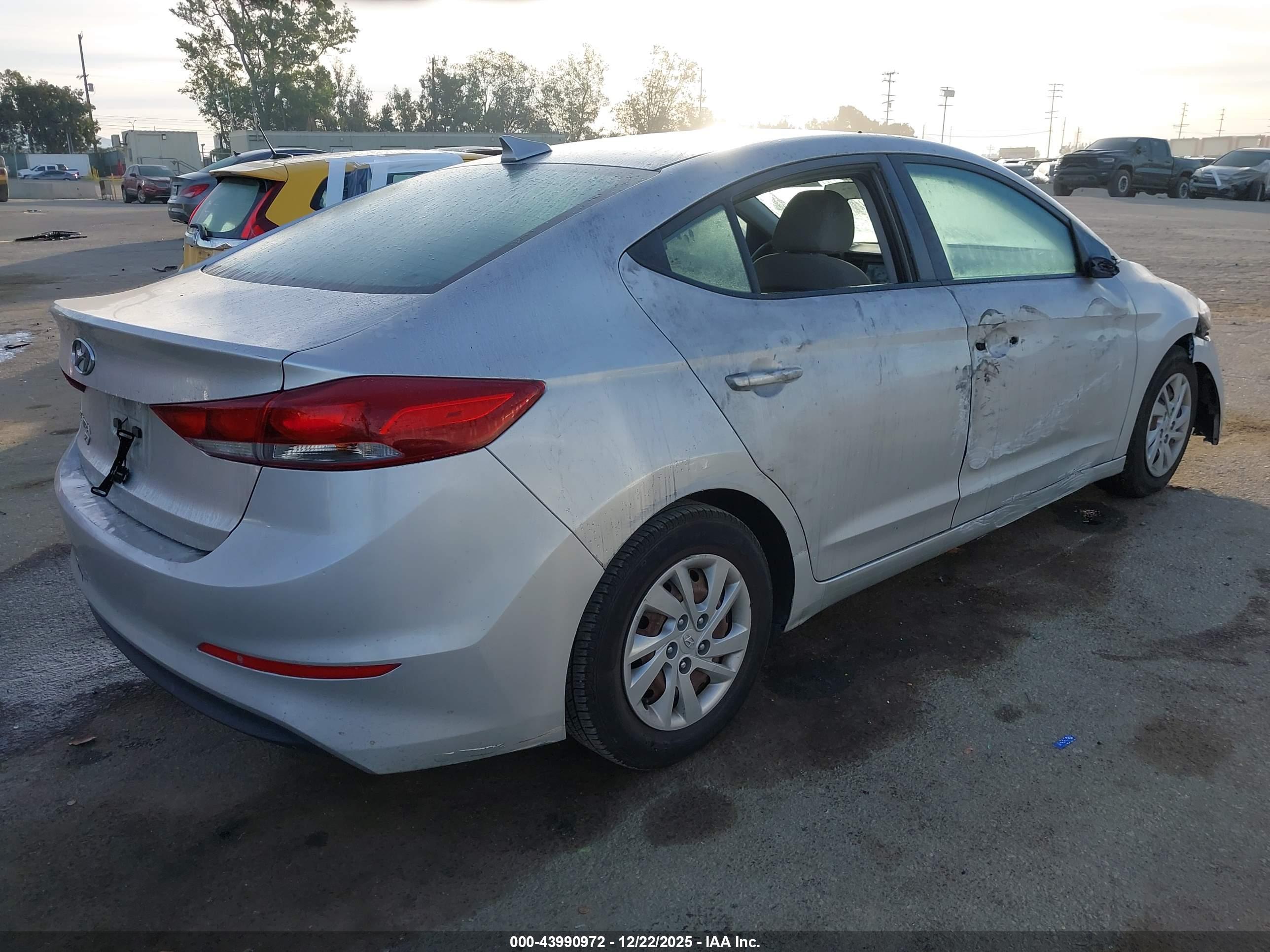 HYUNDAI ELANTRA image 4