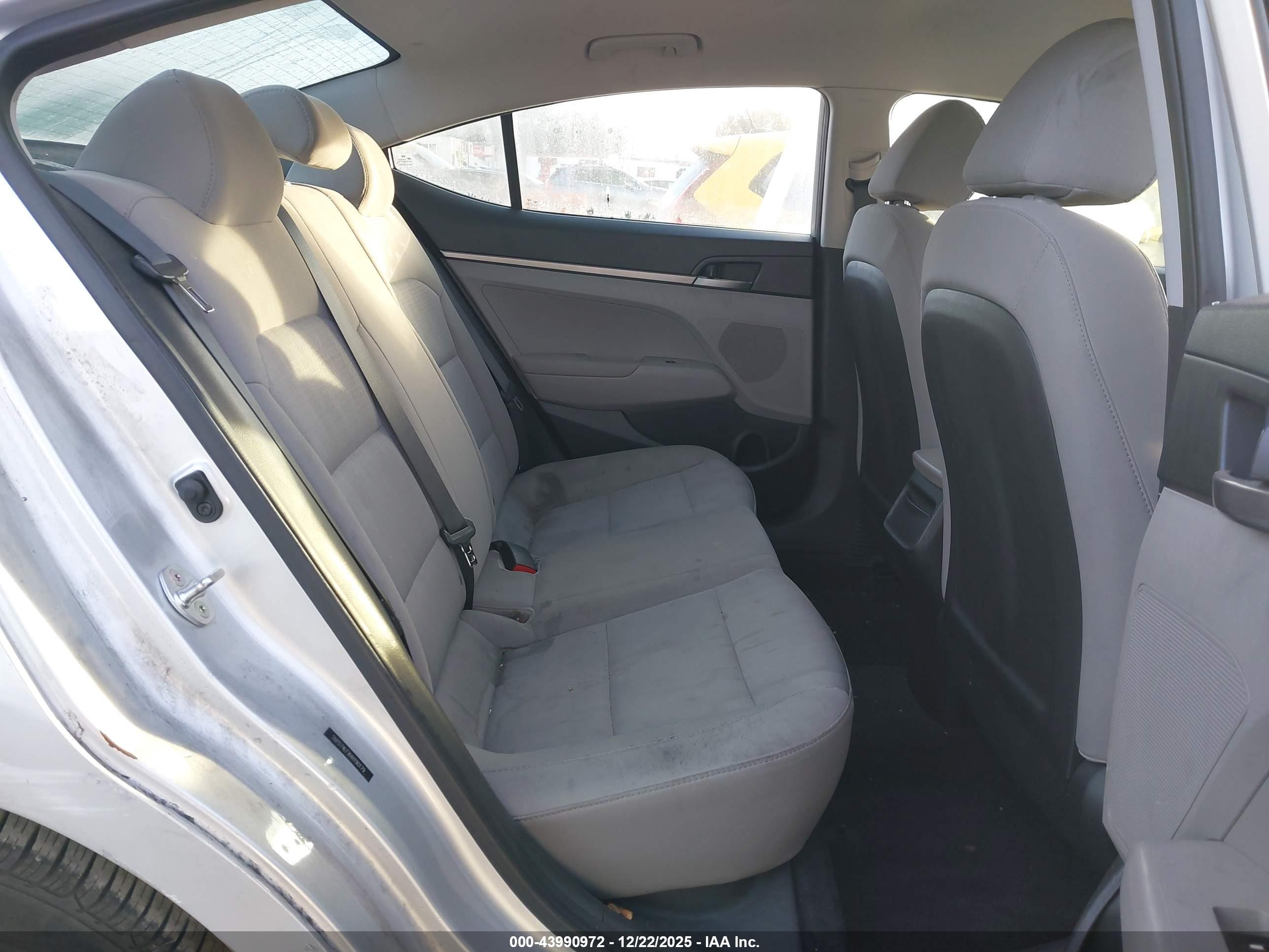 HYUNDAI ELANTRA image 8