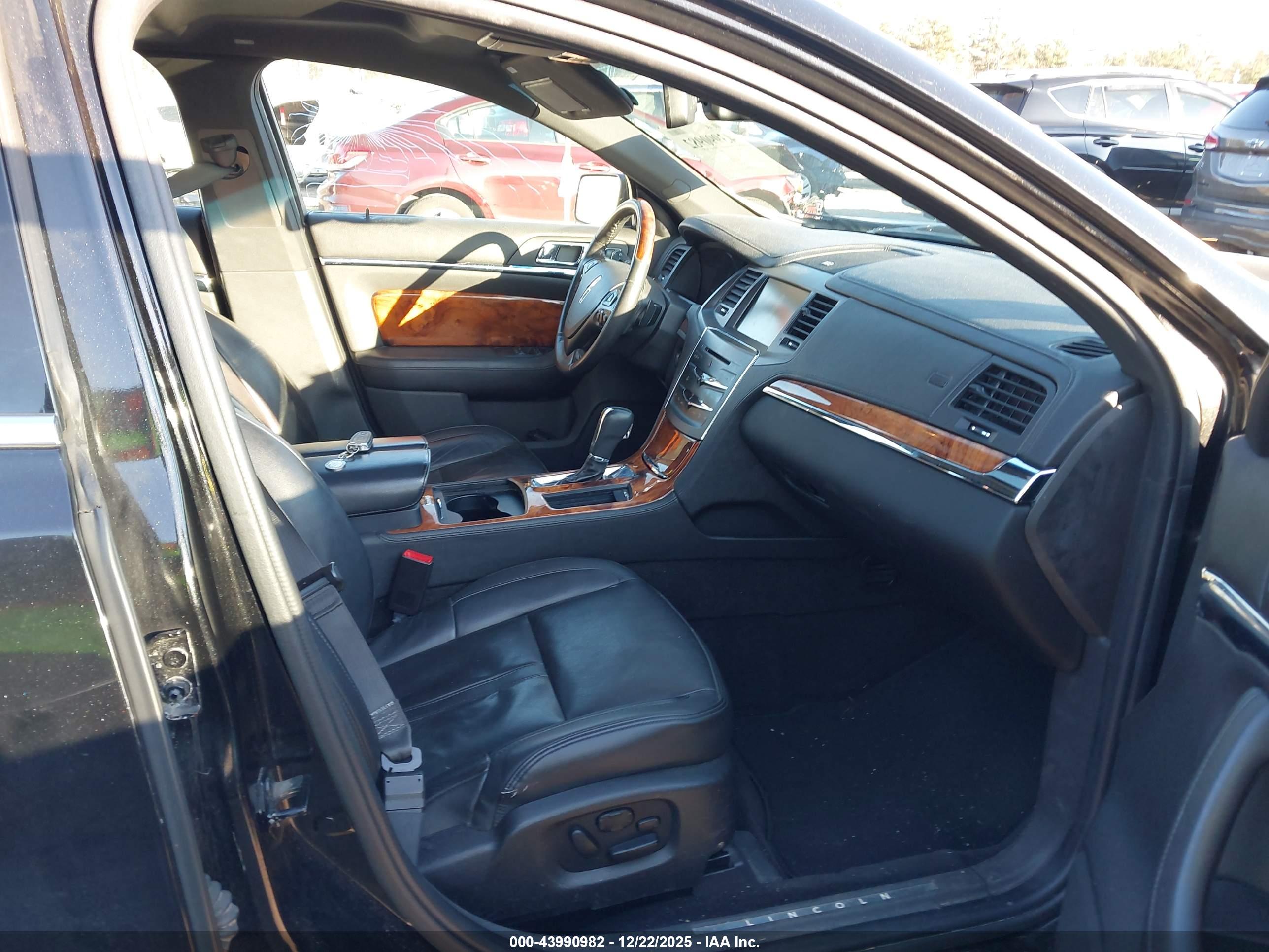 LINCOLN MKS image 5