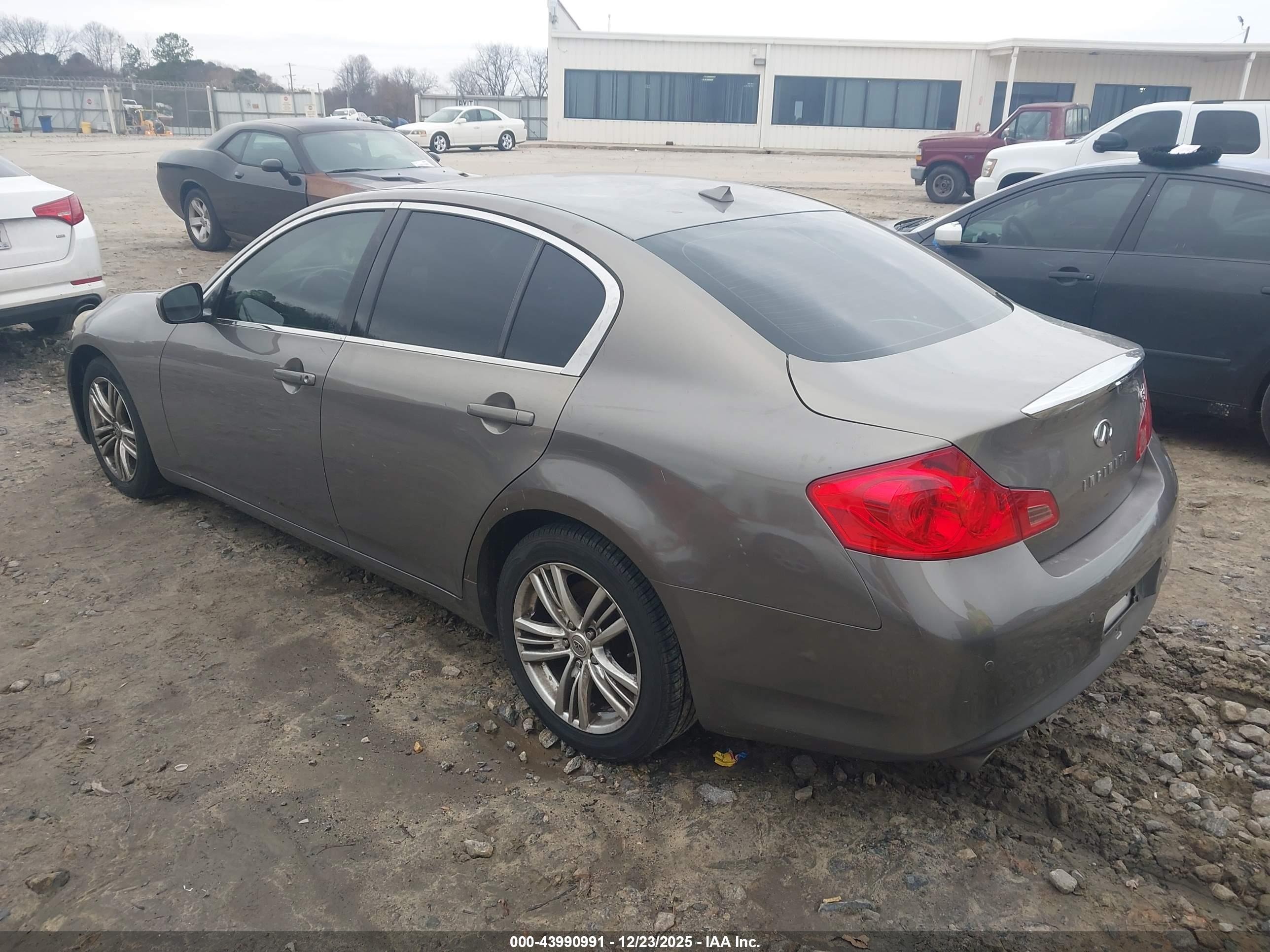 INFINITI G37 image 3