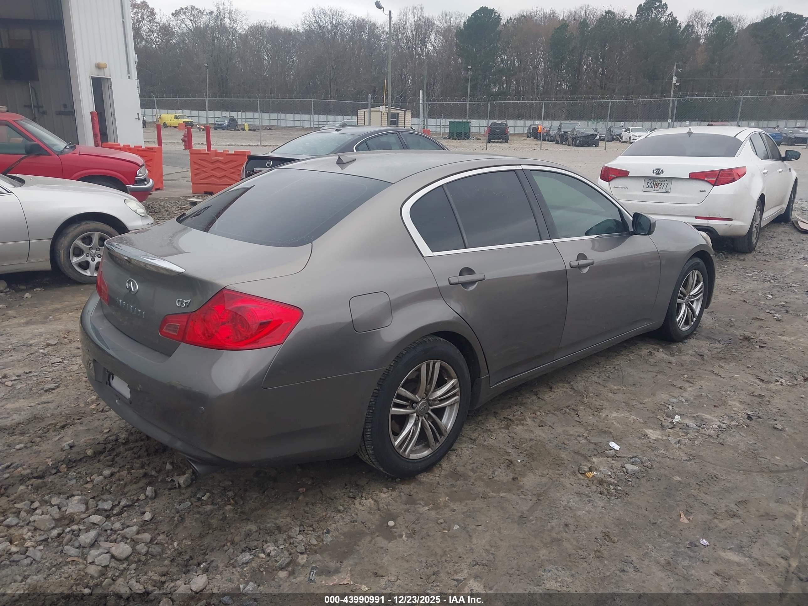 INFINITI G37 image 4