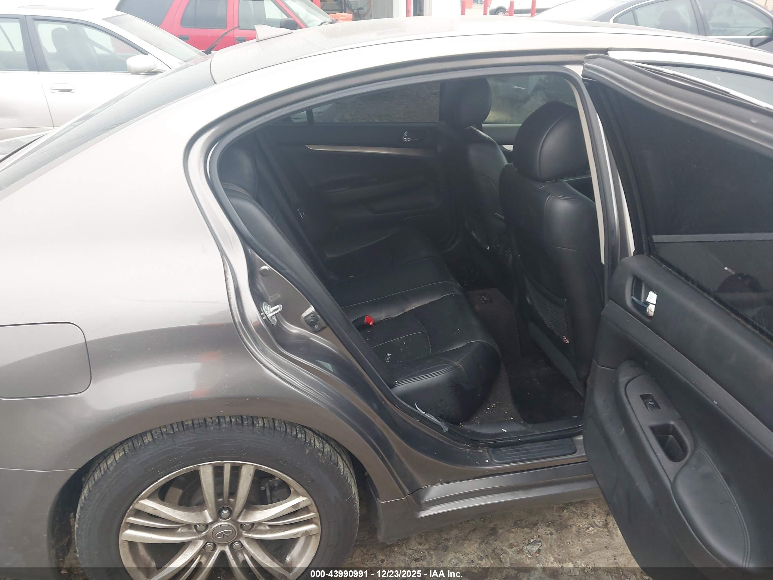 INFINITI G37 image 8
