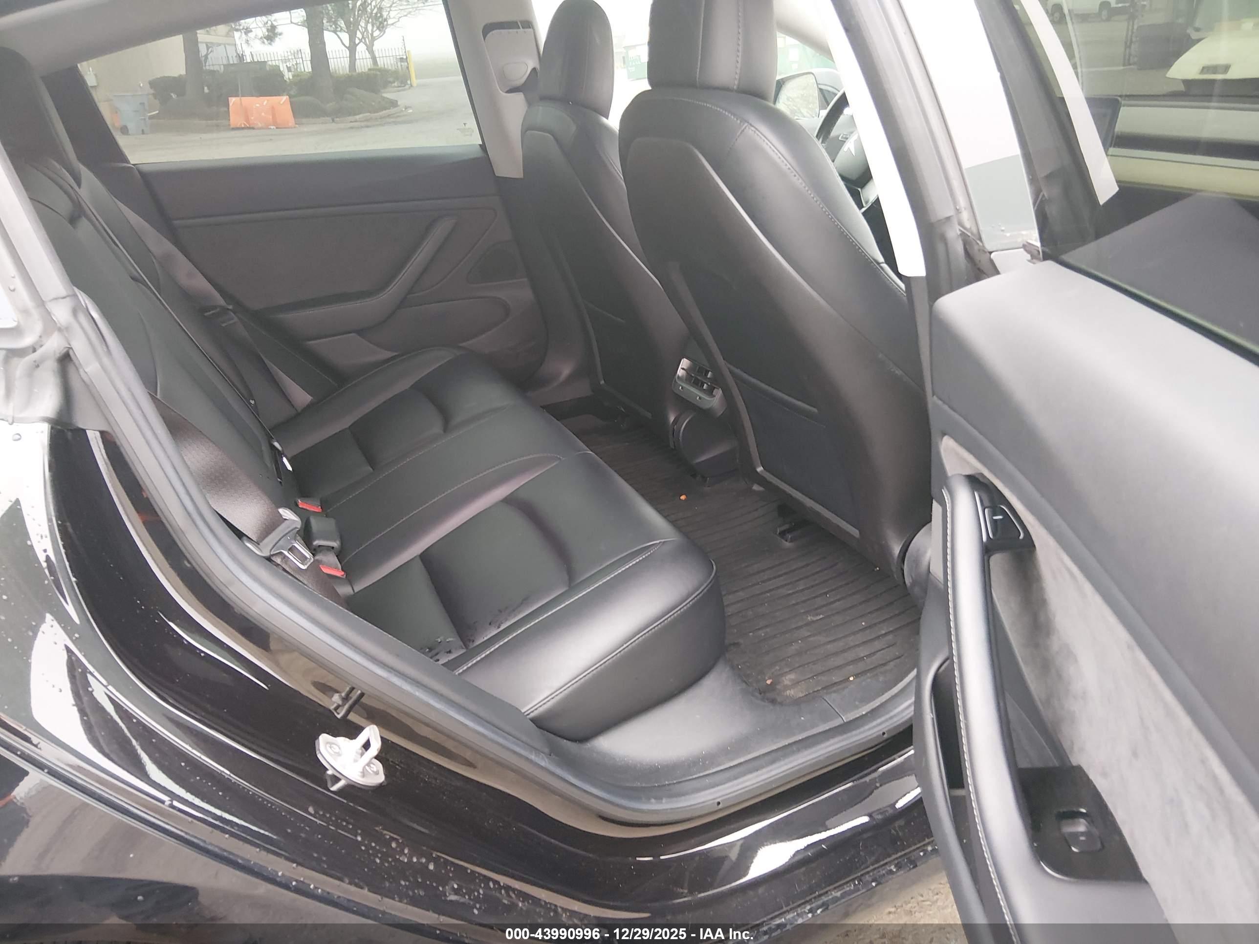 TESLA MODEL image 8