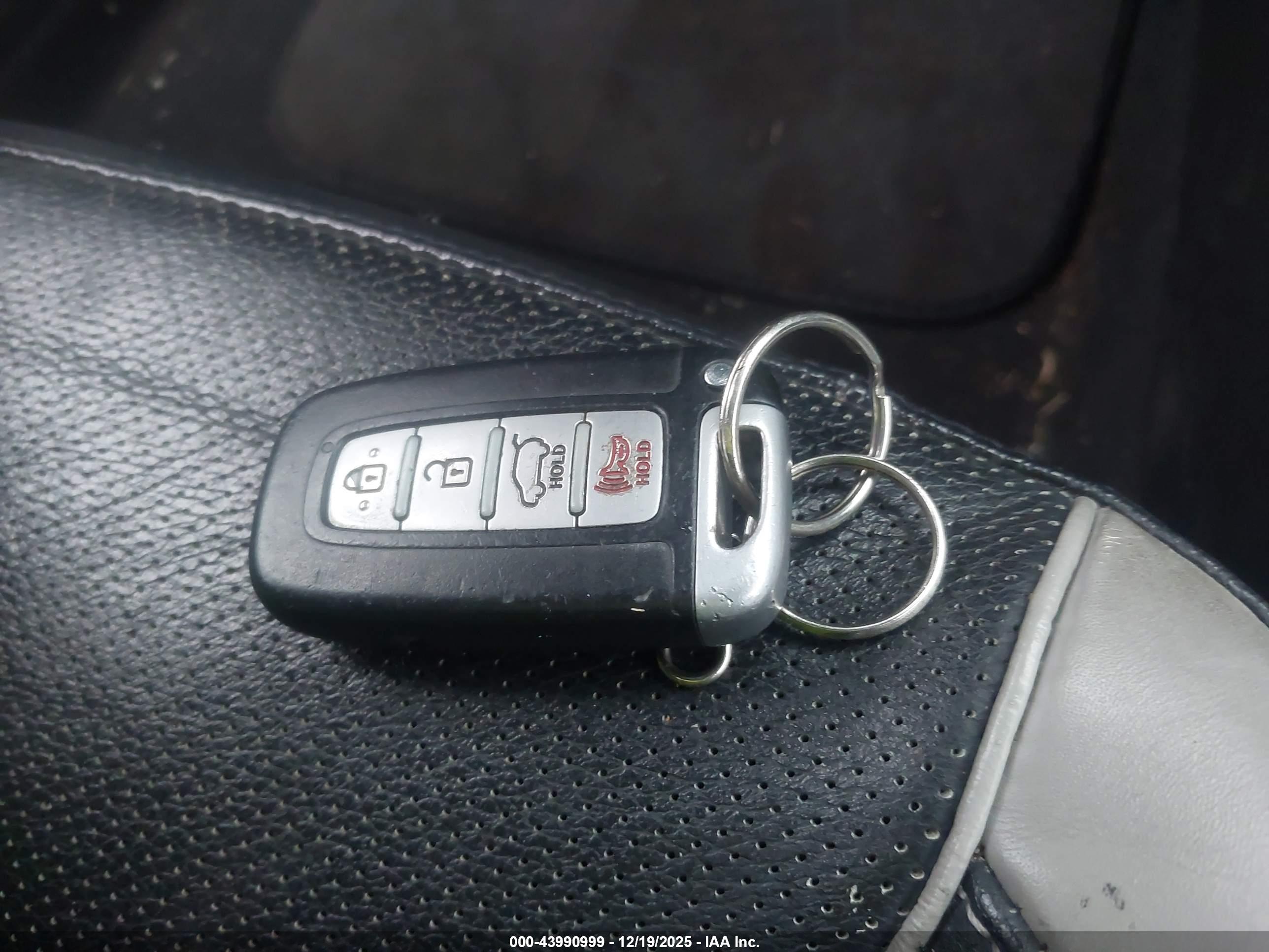 HYUNDAI VELOSTER image 11