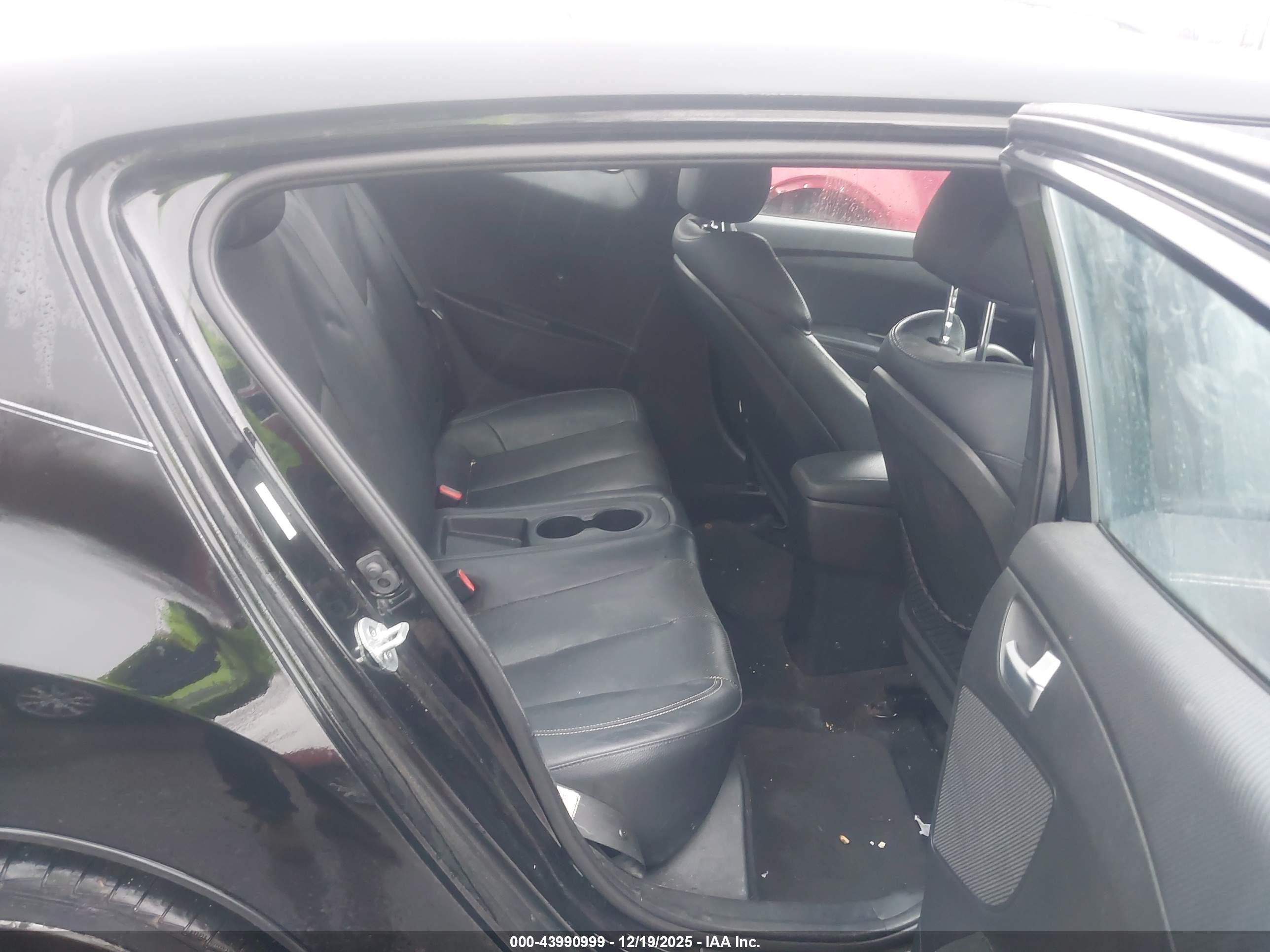 HYUNDAI VELOSTER image 8