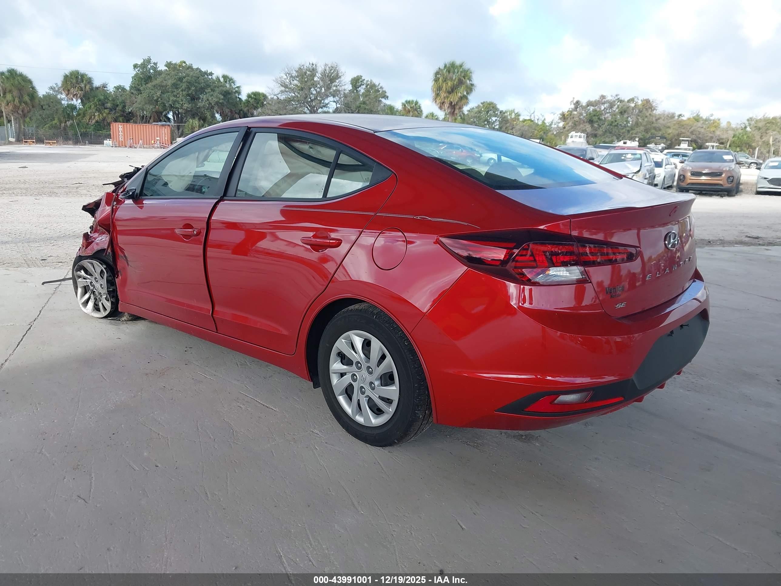 HYUNDAI ELANTRA image 3