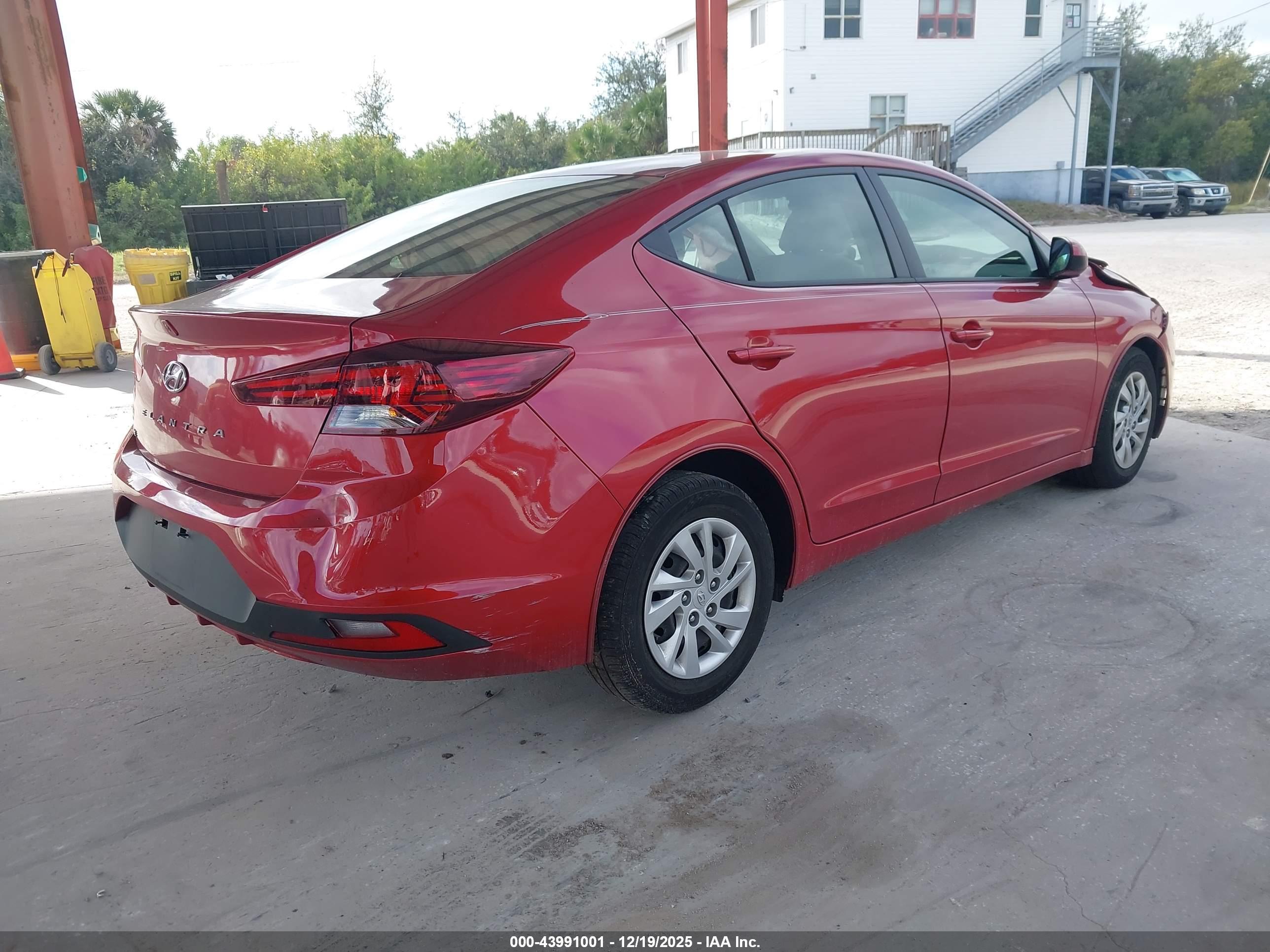 HYUNDAI ELANTRA image 4