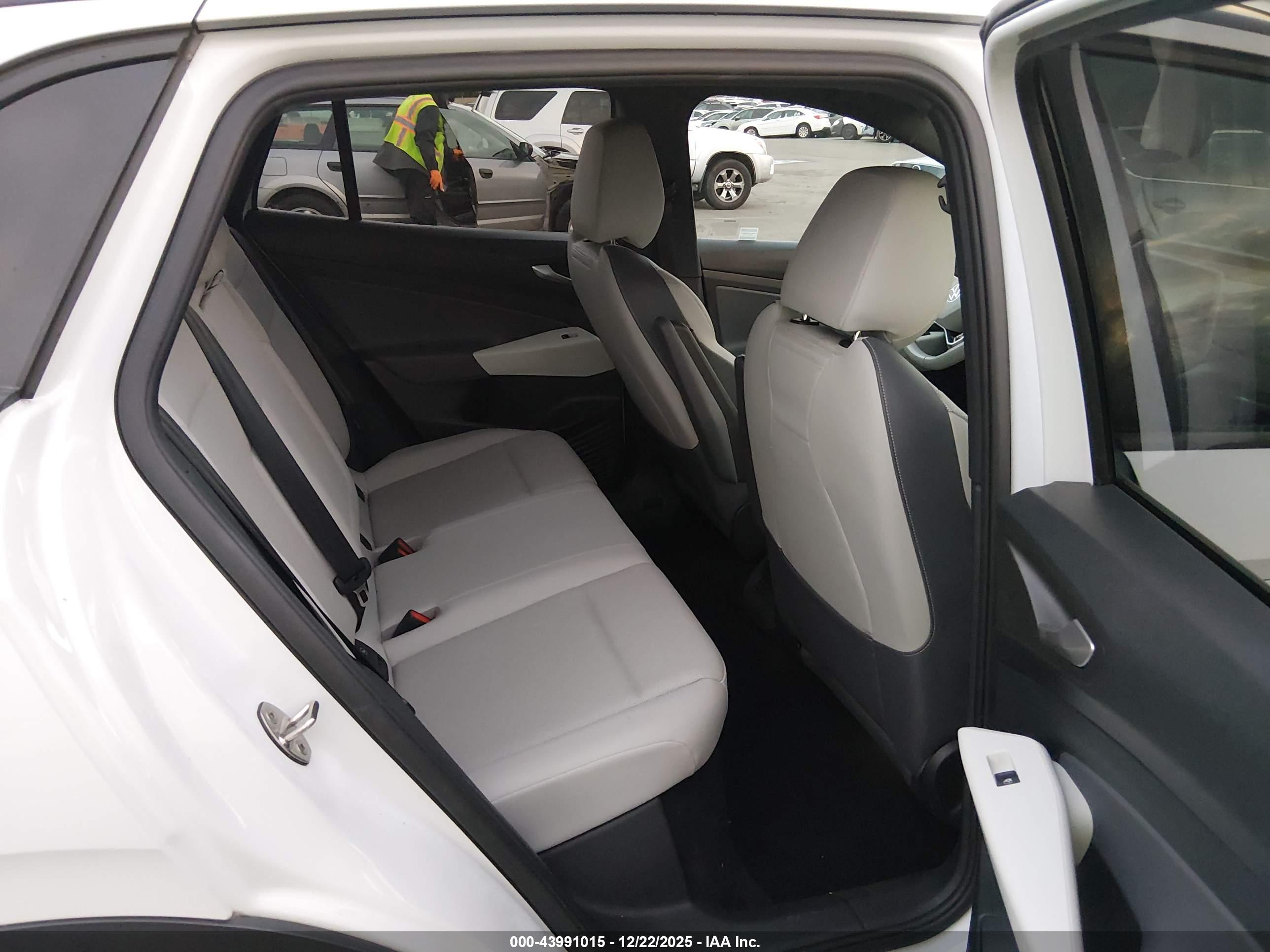 VOLKSWAGEN ID.4 image 8