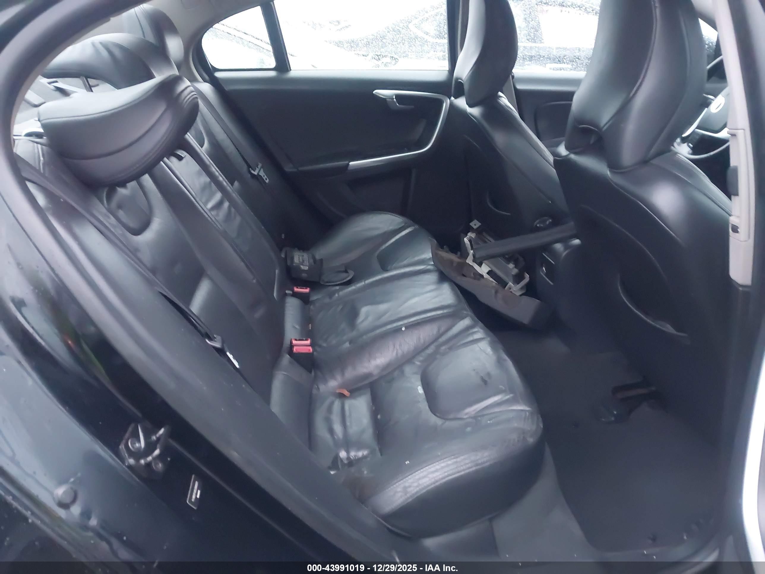 VOLVO S60 image 8