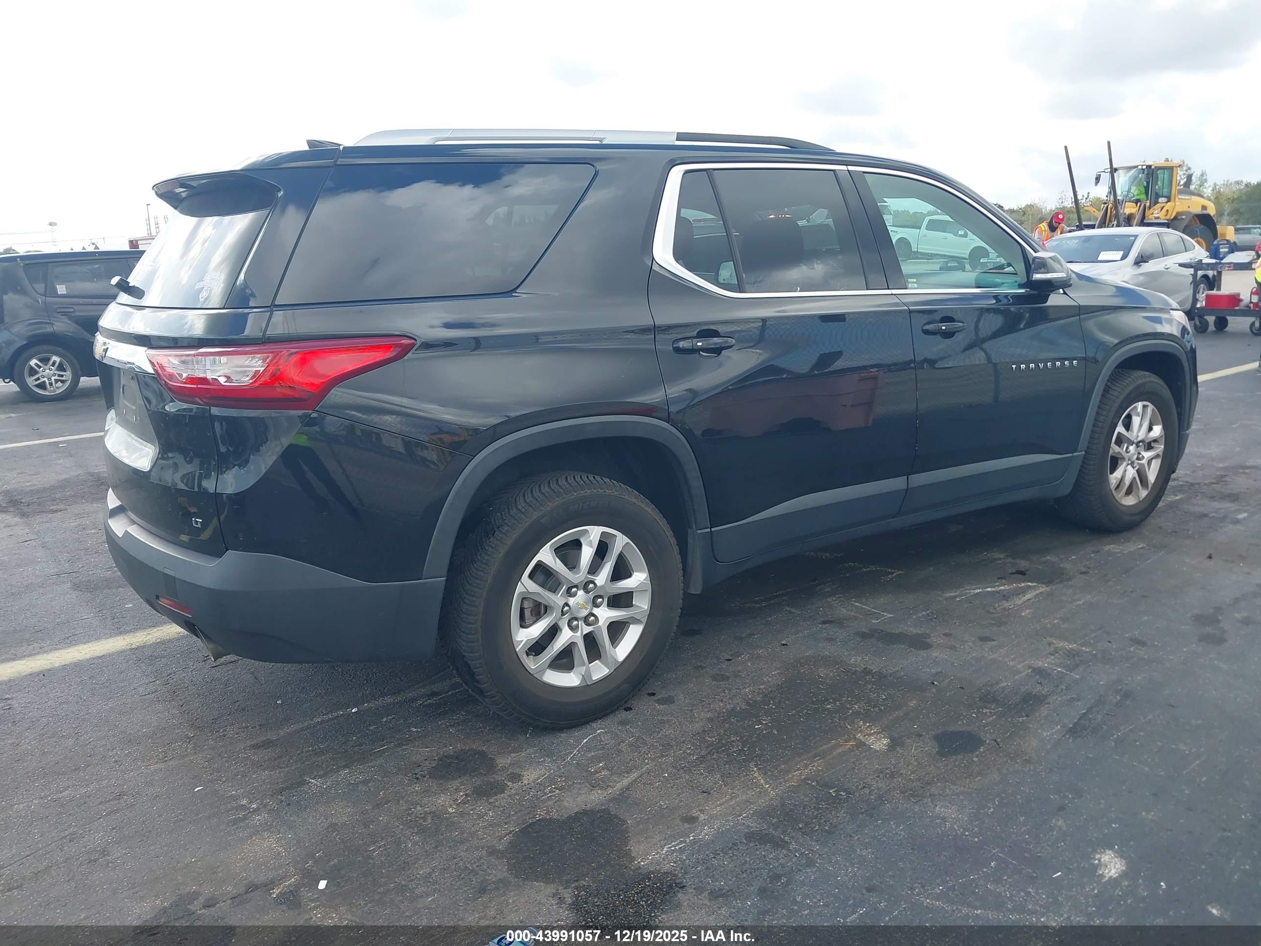 CHEVROLET TRAVERSE image 4