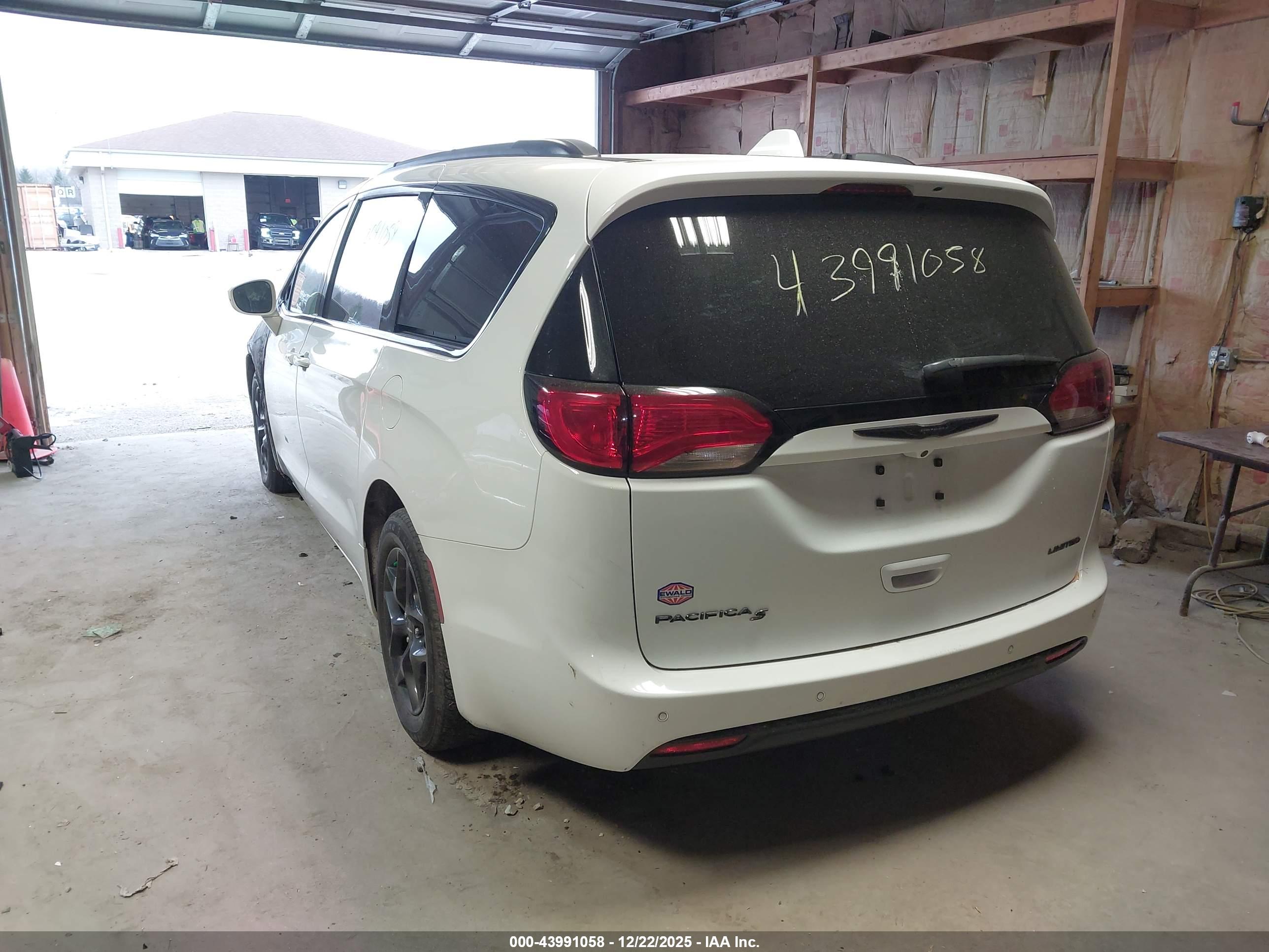 CHRYSLER PACIFICA image 3