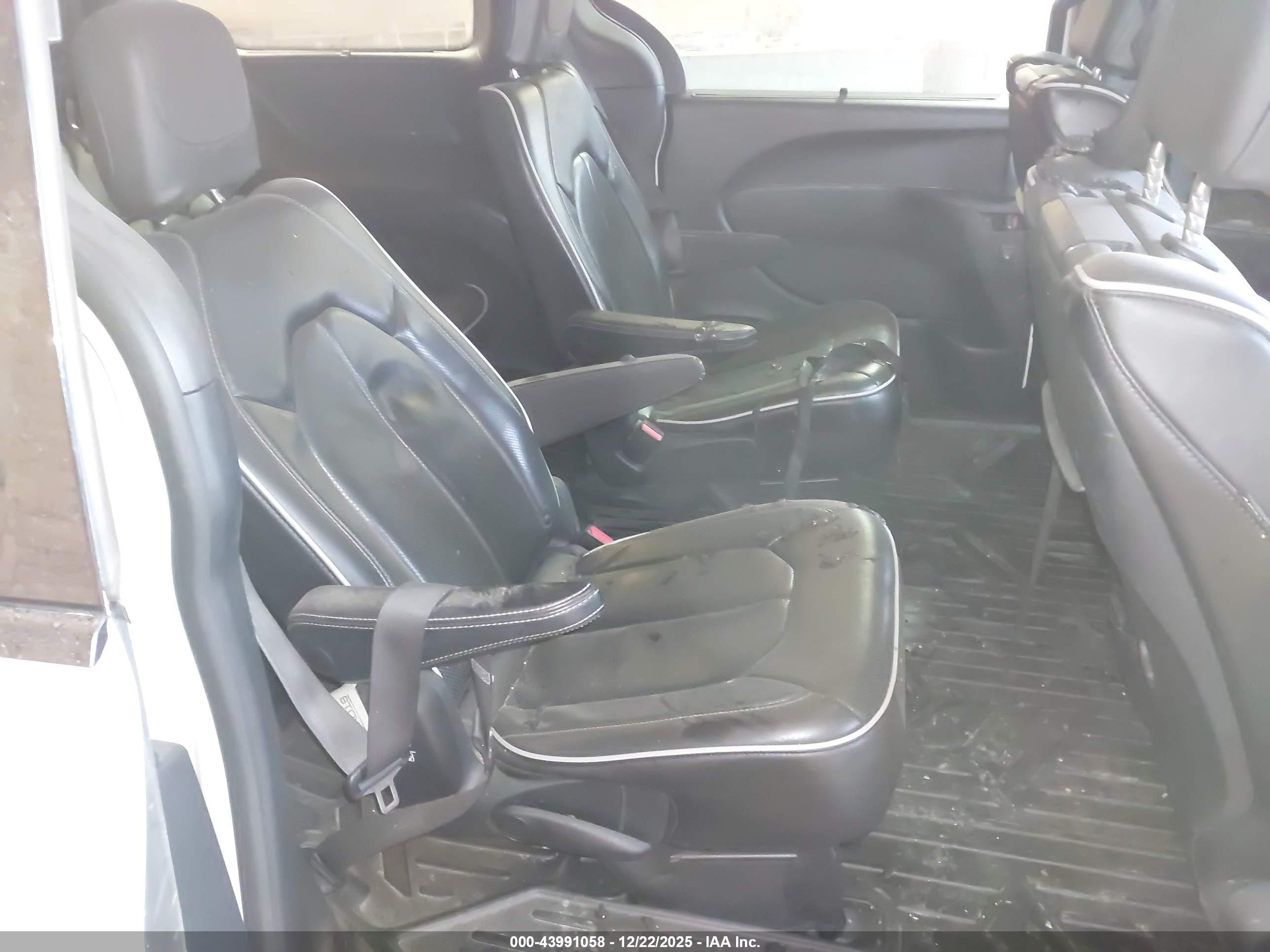 CHRYSLER PACIFICA image 8