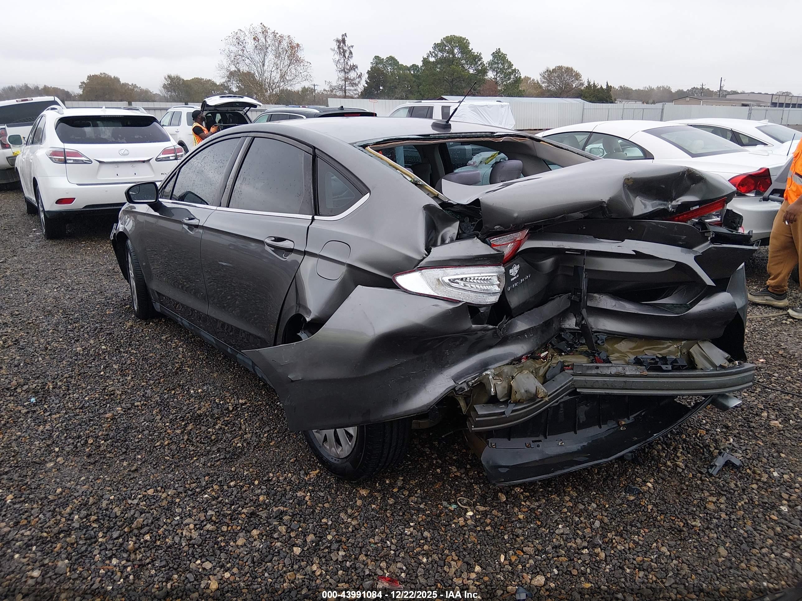 FORD FUSION image 3