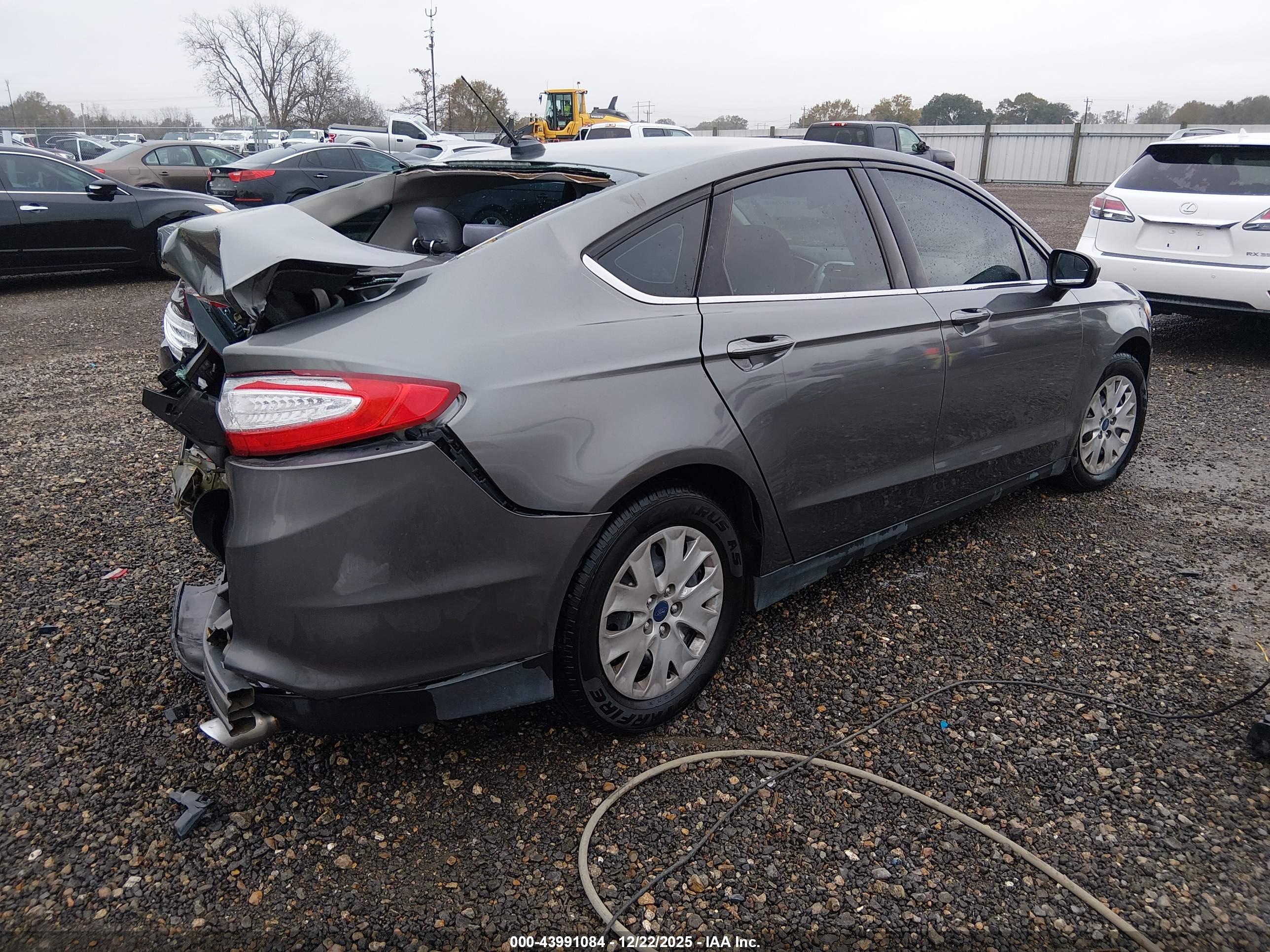 FORD FUSION image 4