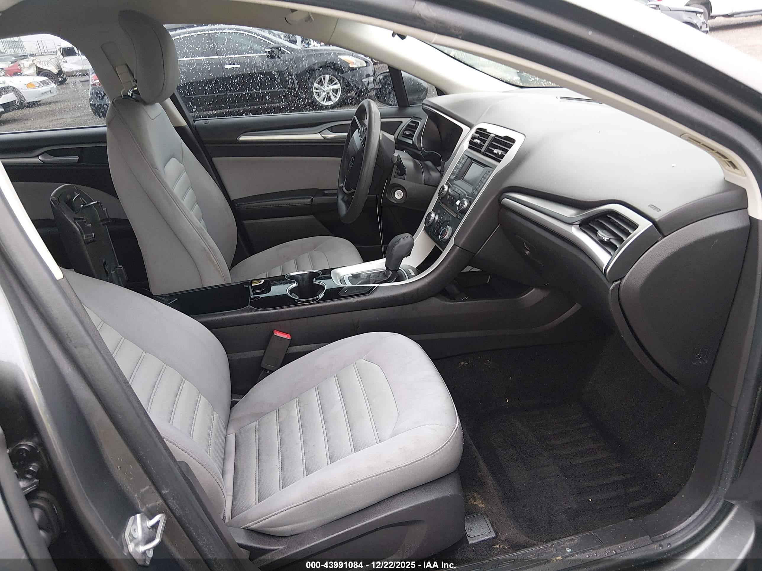 FORD FUSION image 5