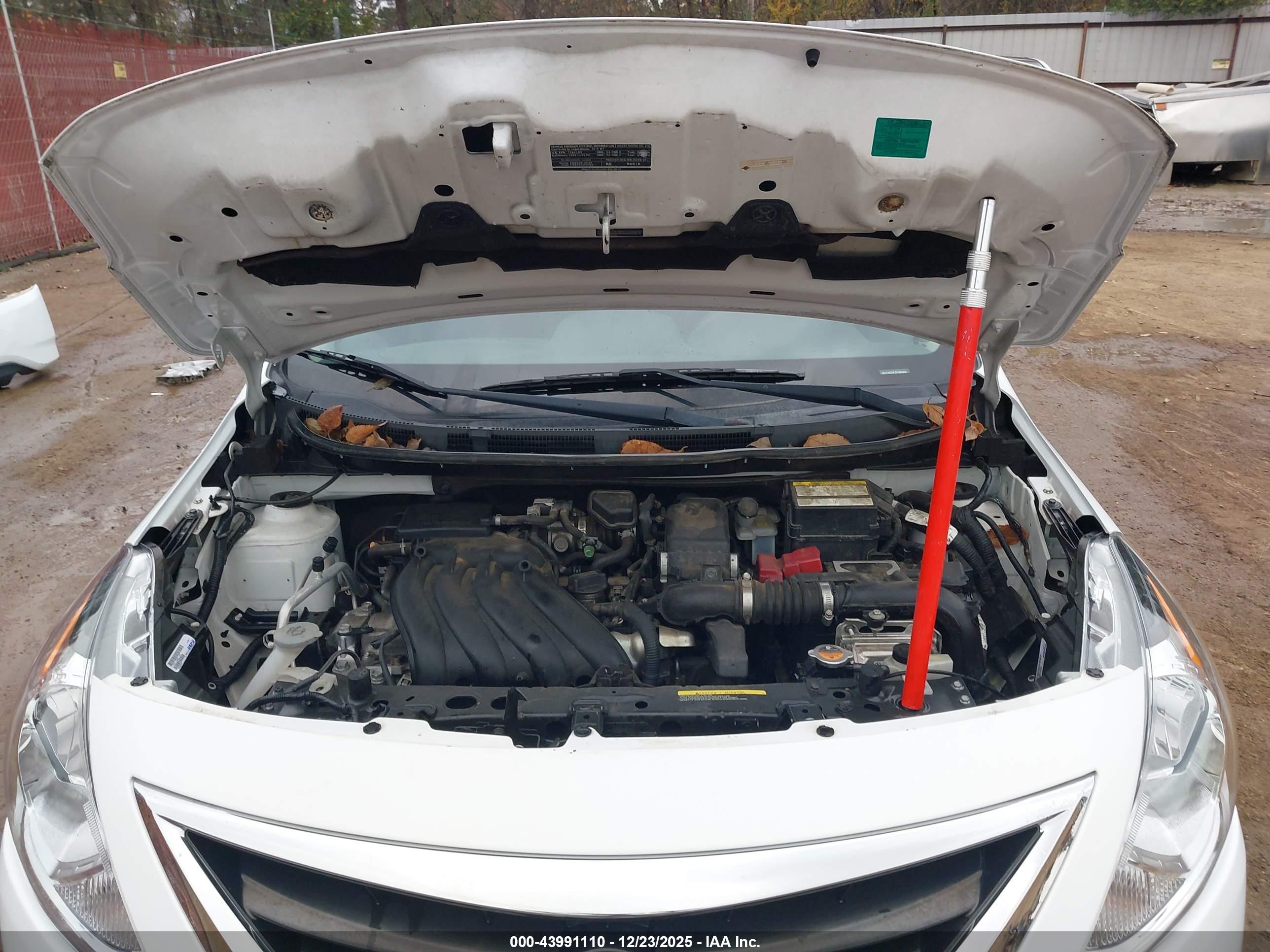 NISSAN VERSA image 10