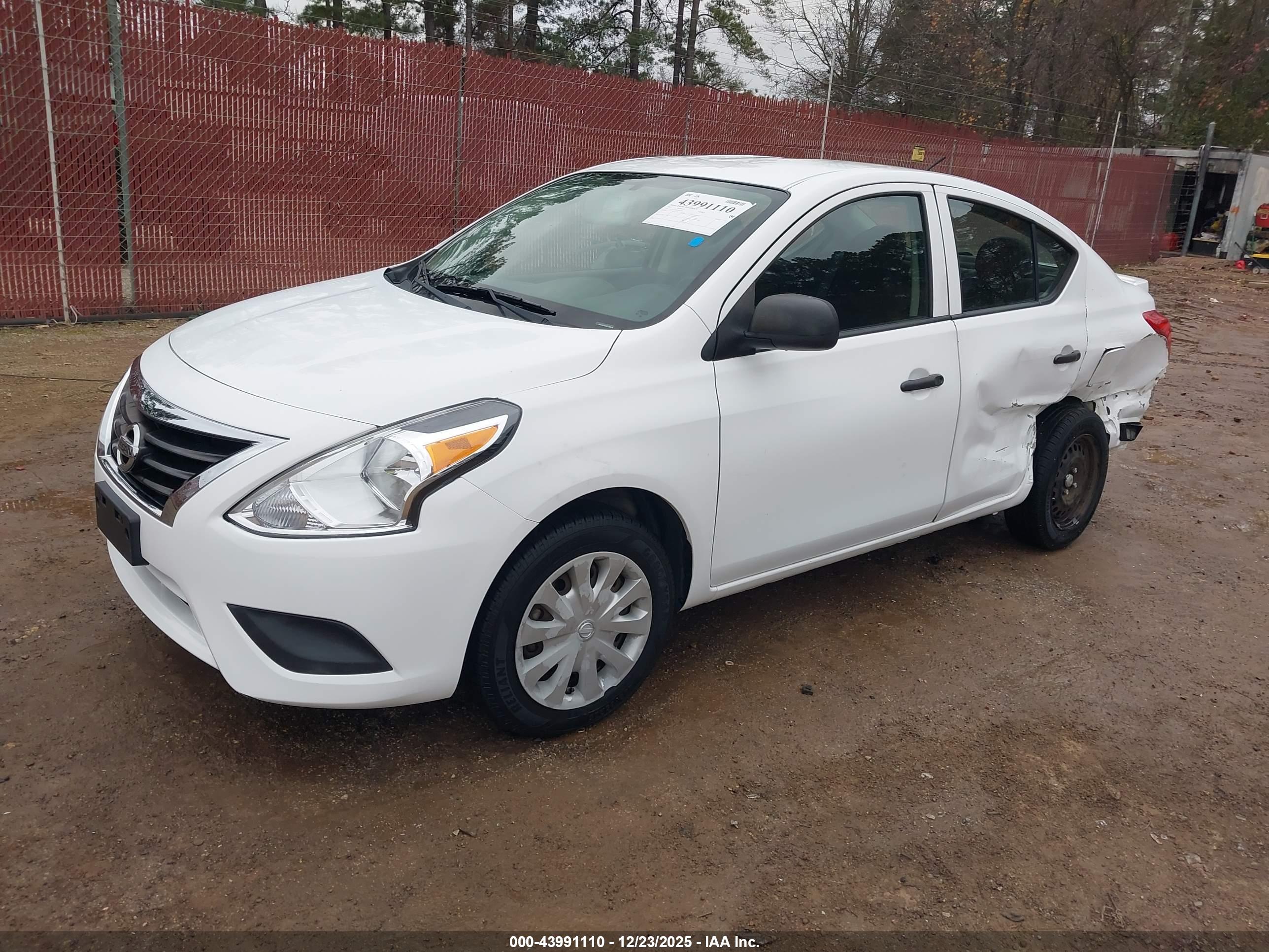 NISSAN VERSA image 2