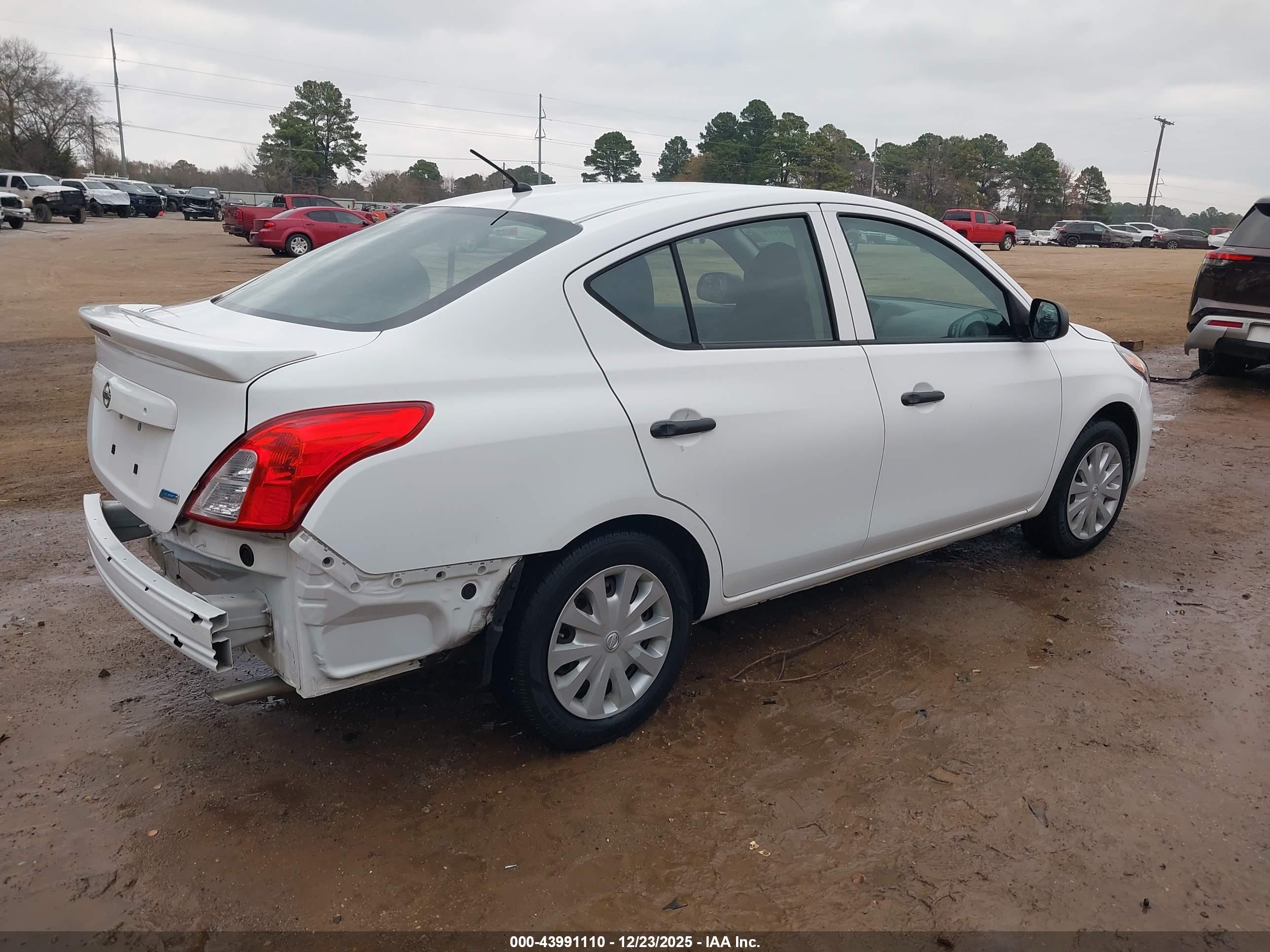 NISSAN VERSA image 4
