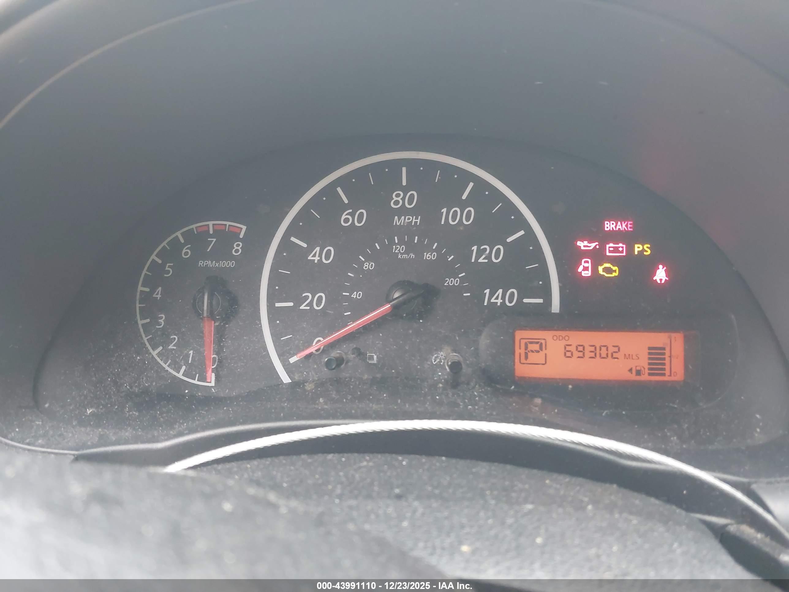 NISSAN VERSA image 7