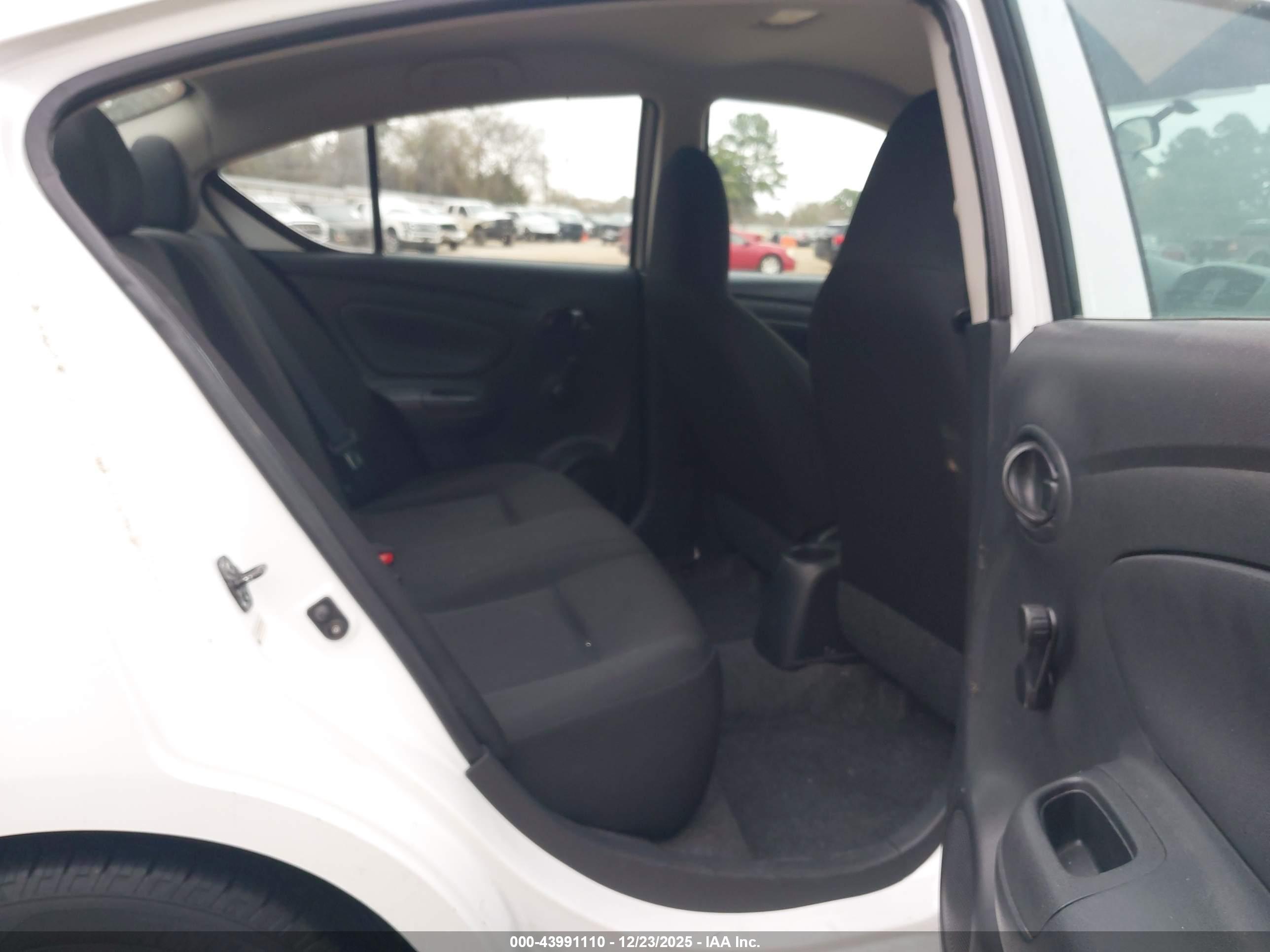 NISSAN VERSA image 8