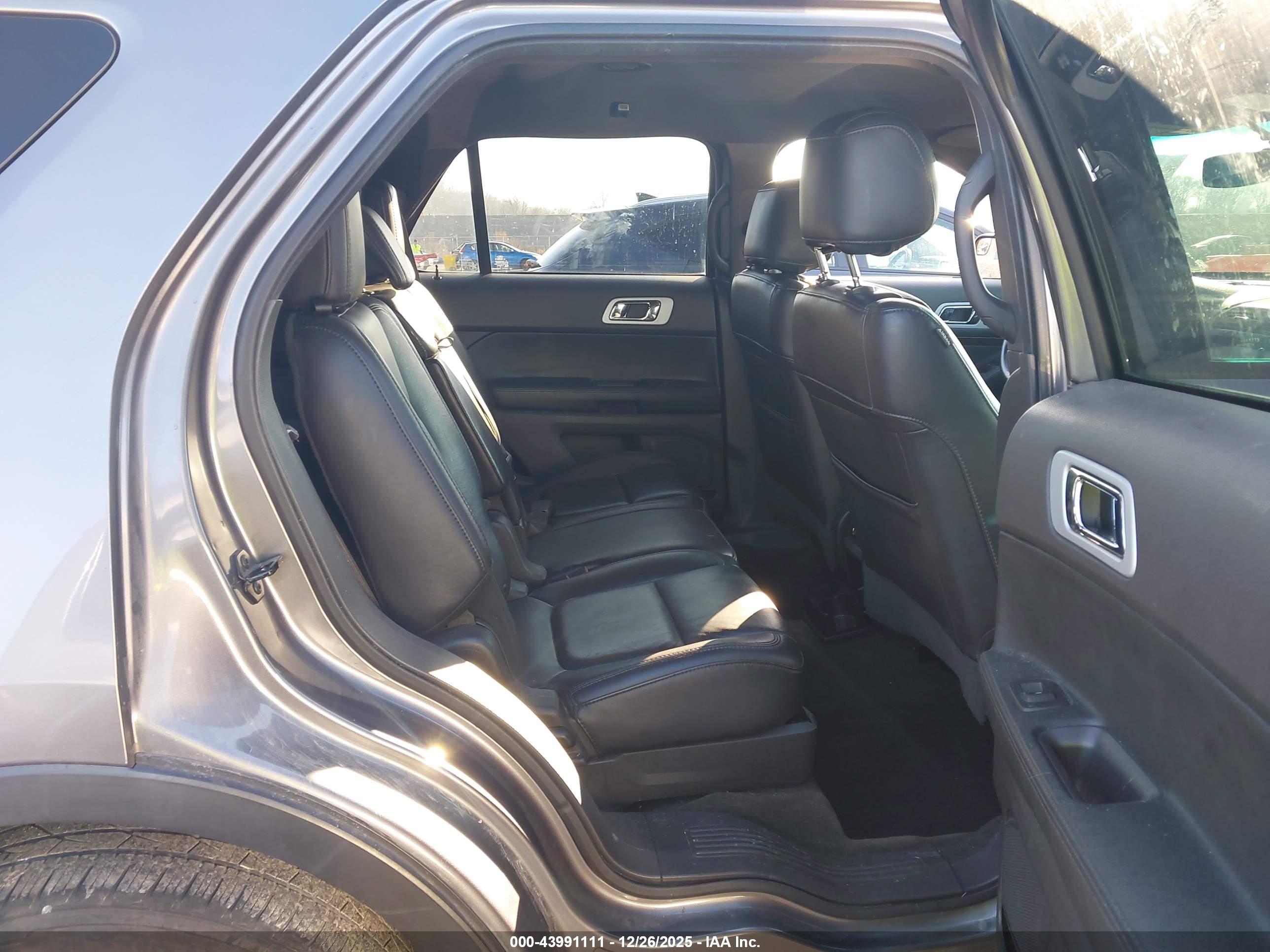 FORD EXPLORER image 8