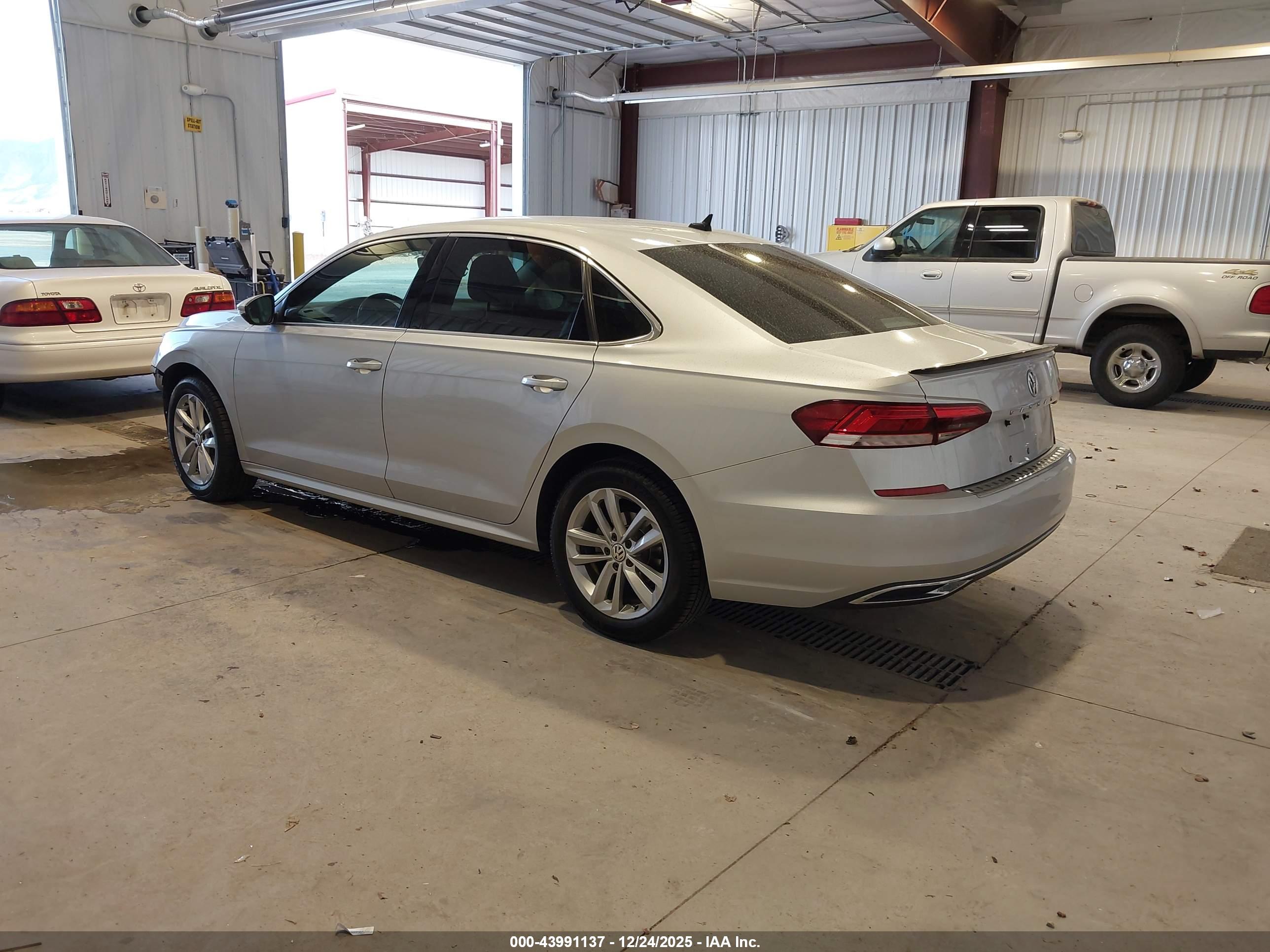 VOLKSWAGEN PASSAT image 3