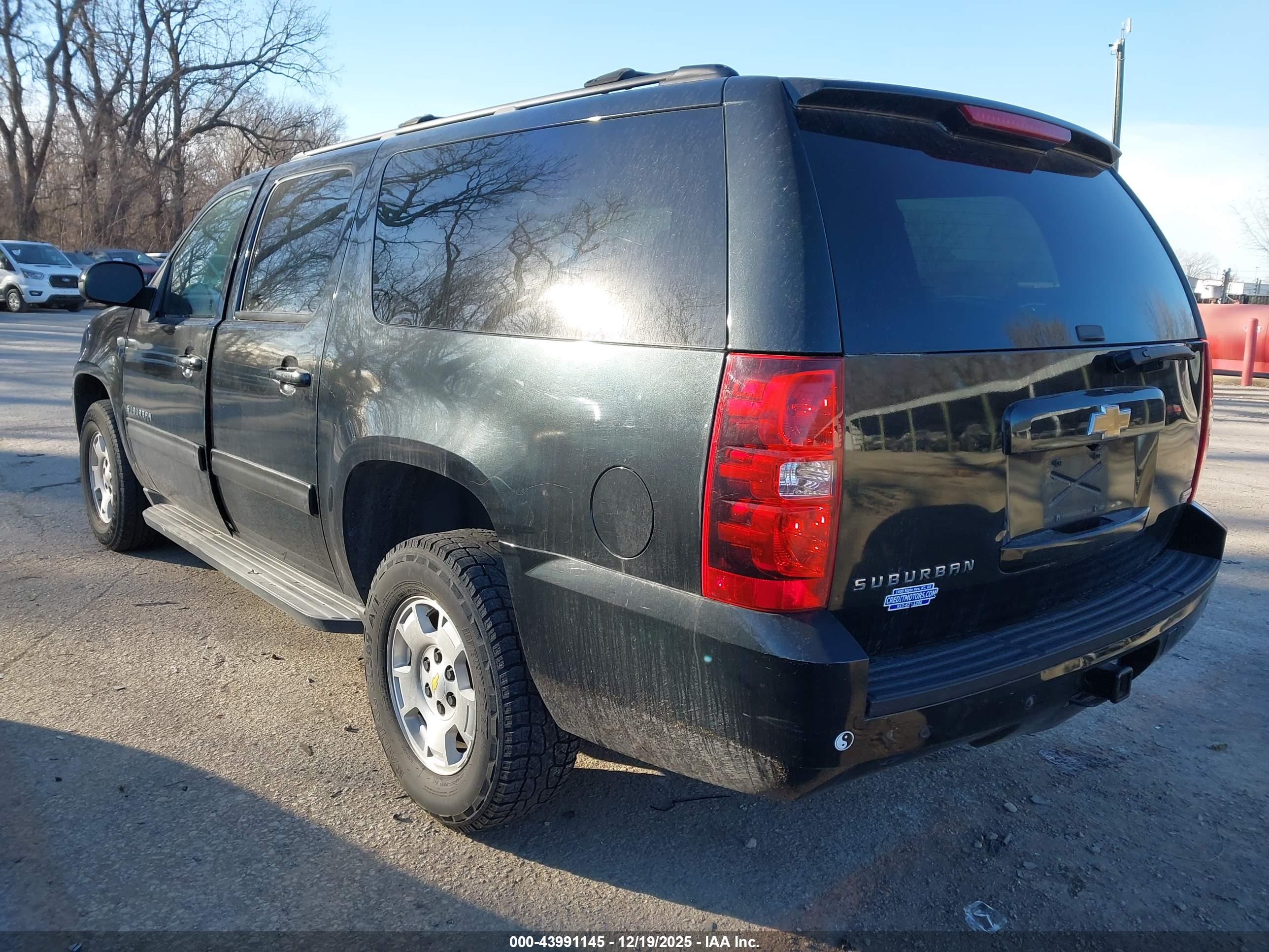CHEVROLET SUBURBAN image 3