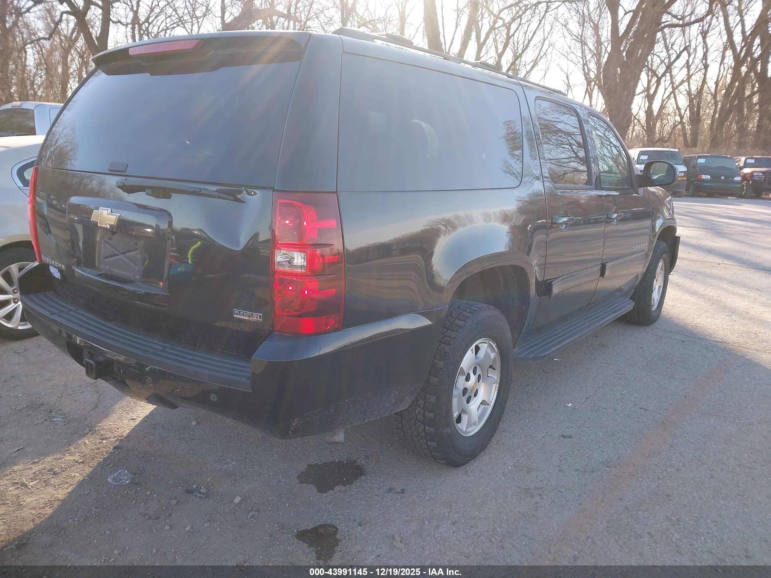 CHEVROLET SUBURBAN image 4