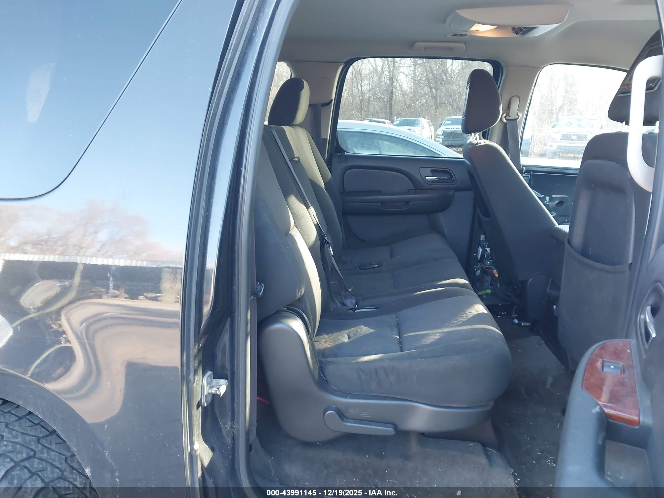 CHEVROLET SUBURBAN image 8