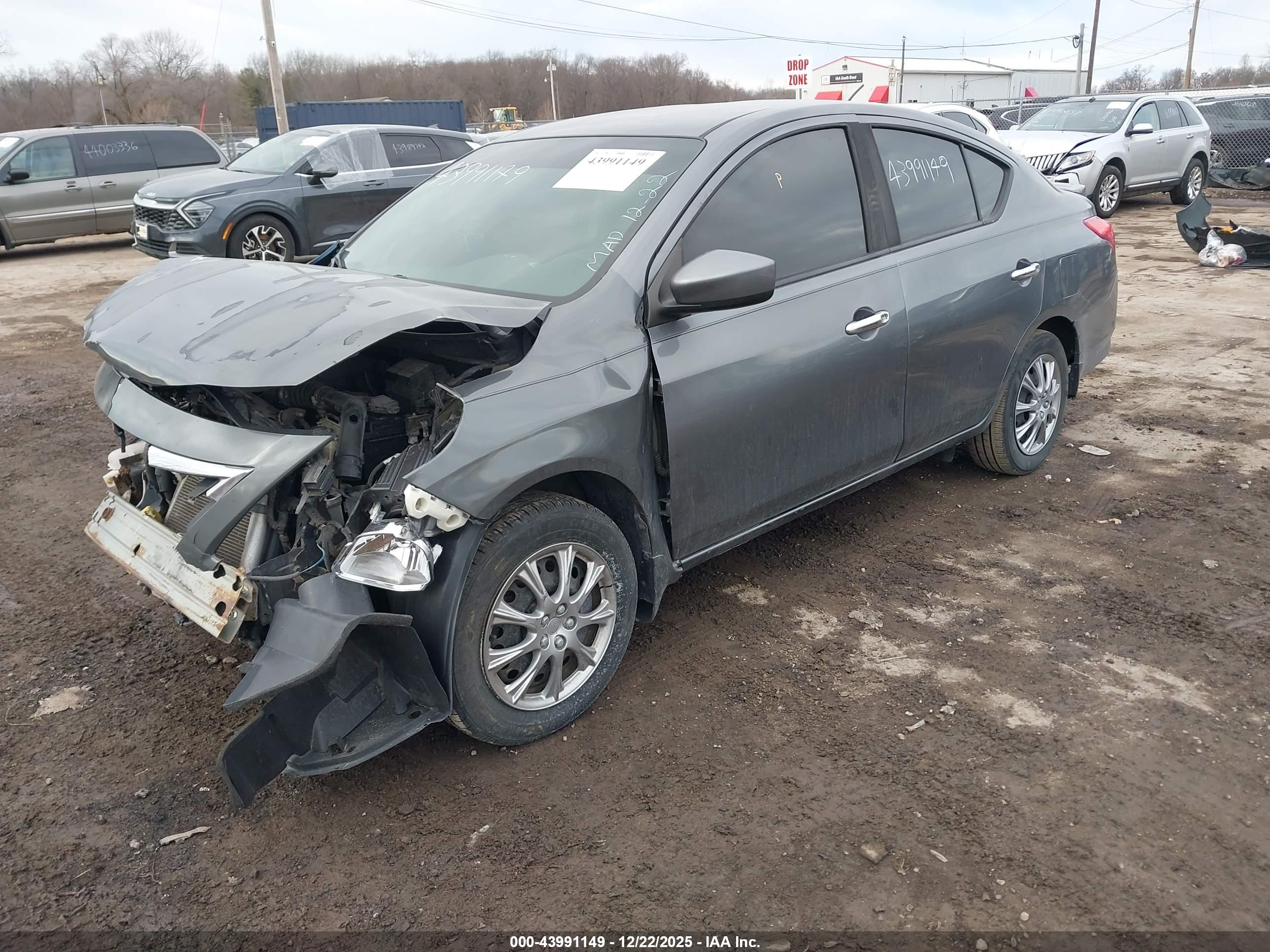 NISSAN VERSA image 2