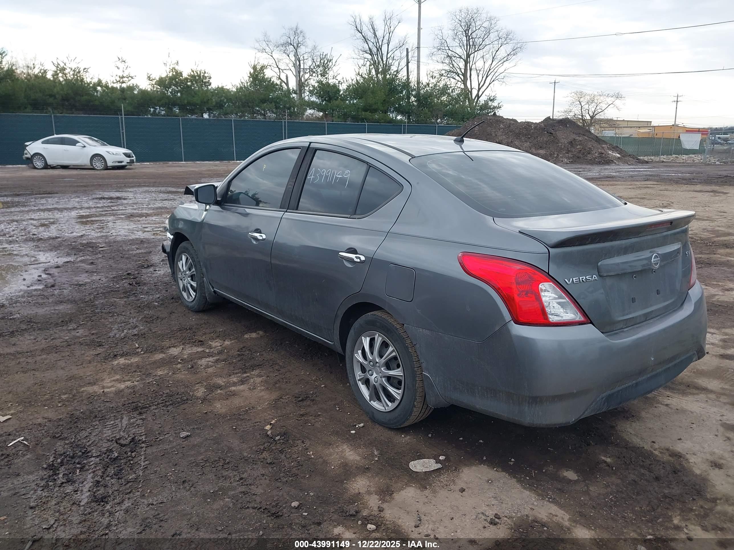 NISSAN VERSA image 3