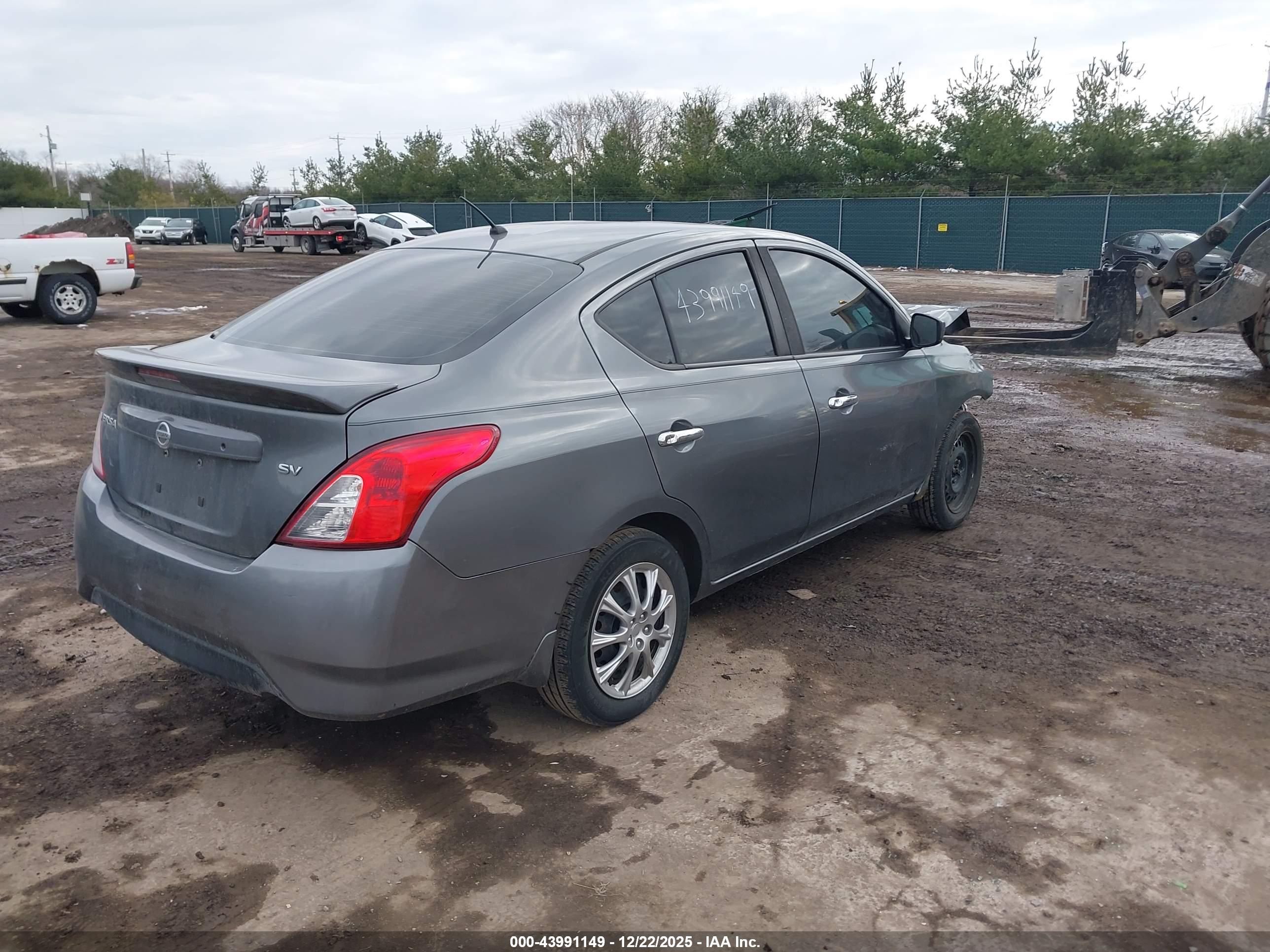 NISSAN VERSA image 4