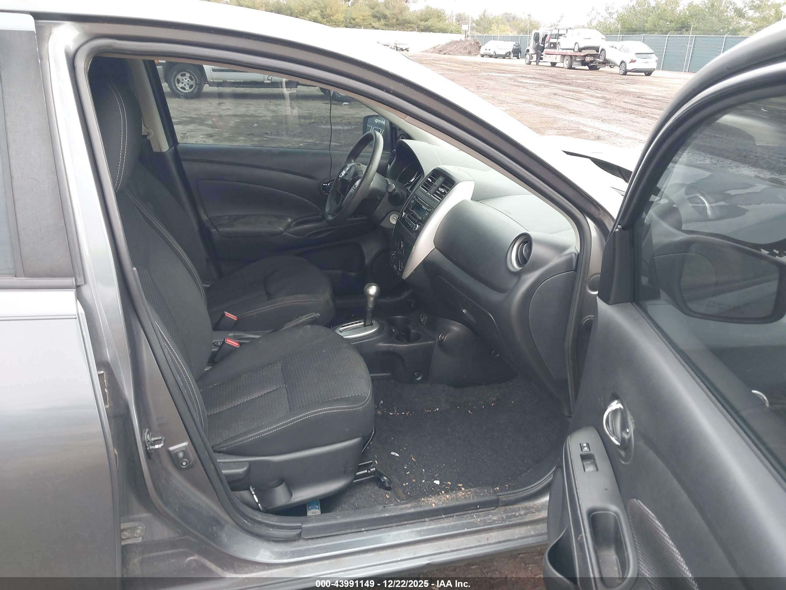 NISSAN VERSA image 5