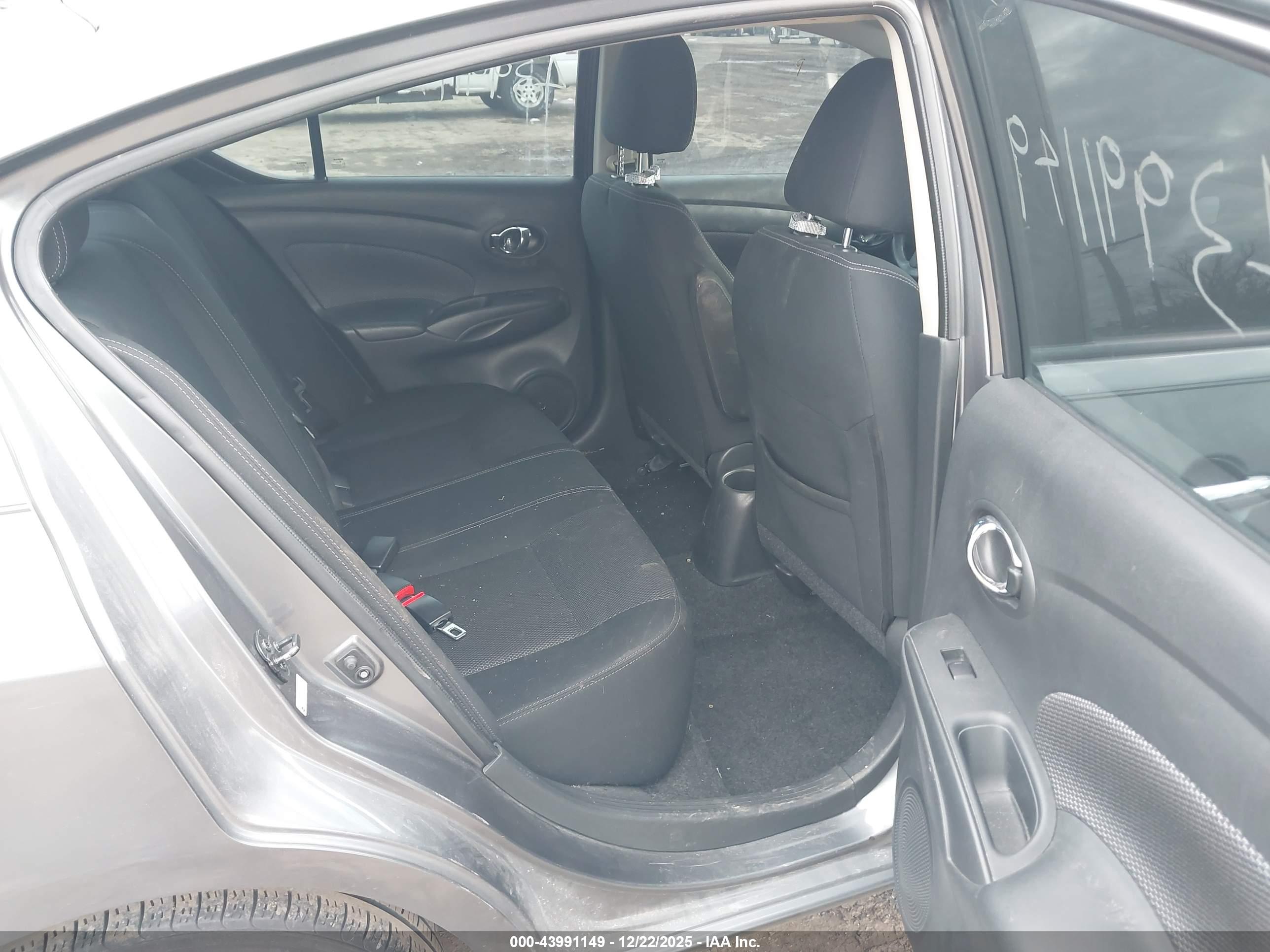 NISSAN VERSA image 8