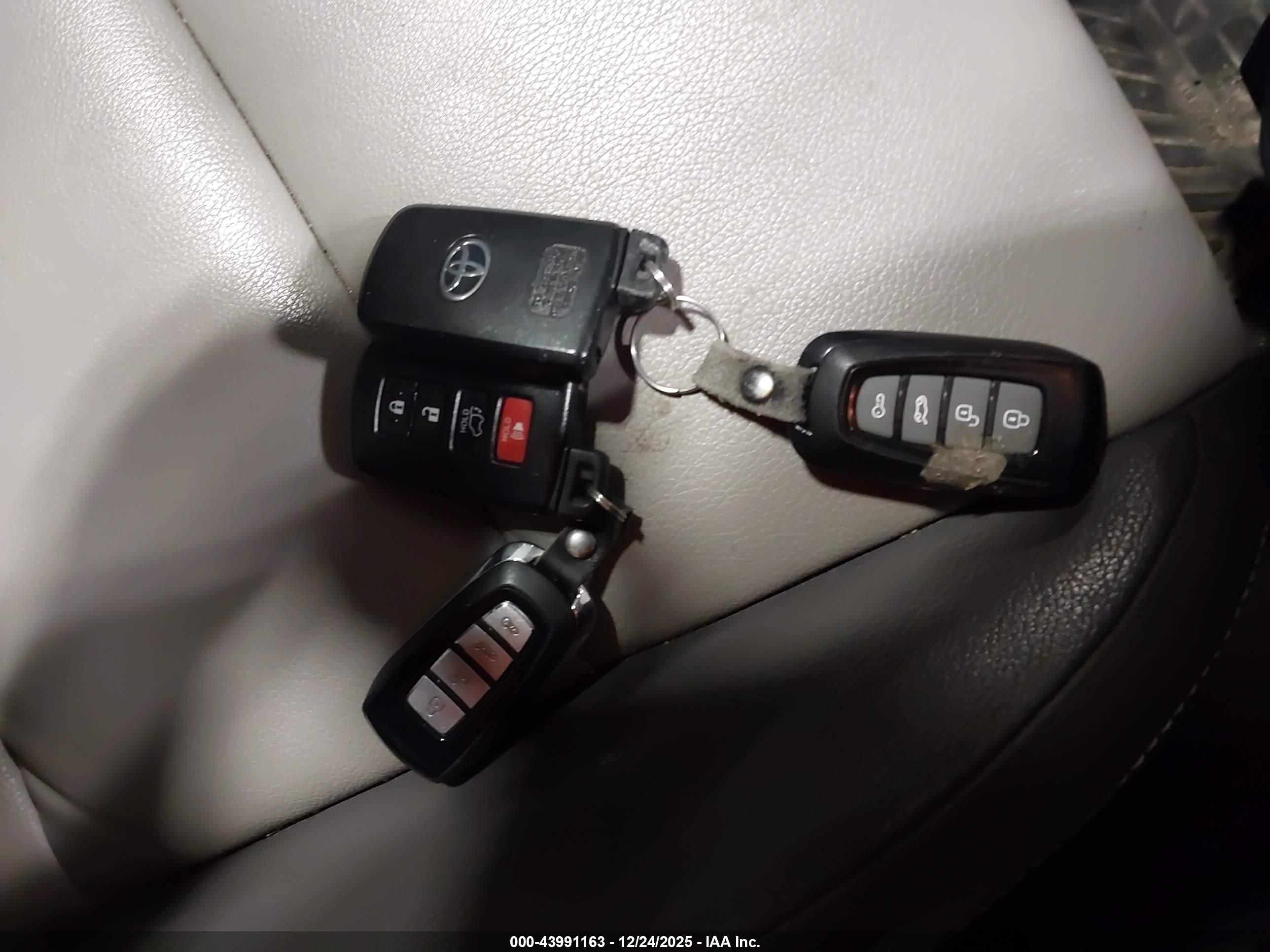TOYOTA RAV4 image 11
