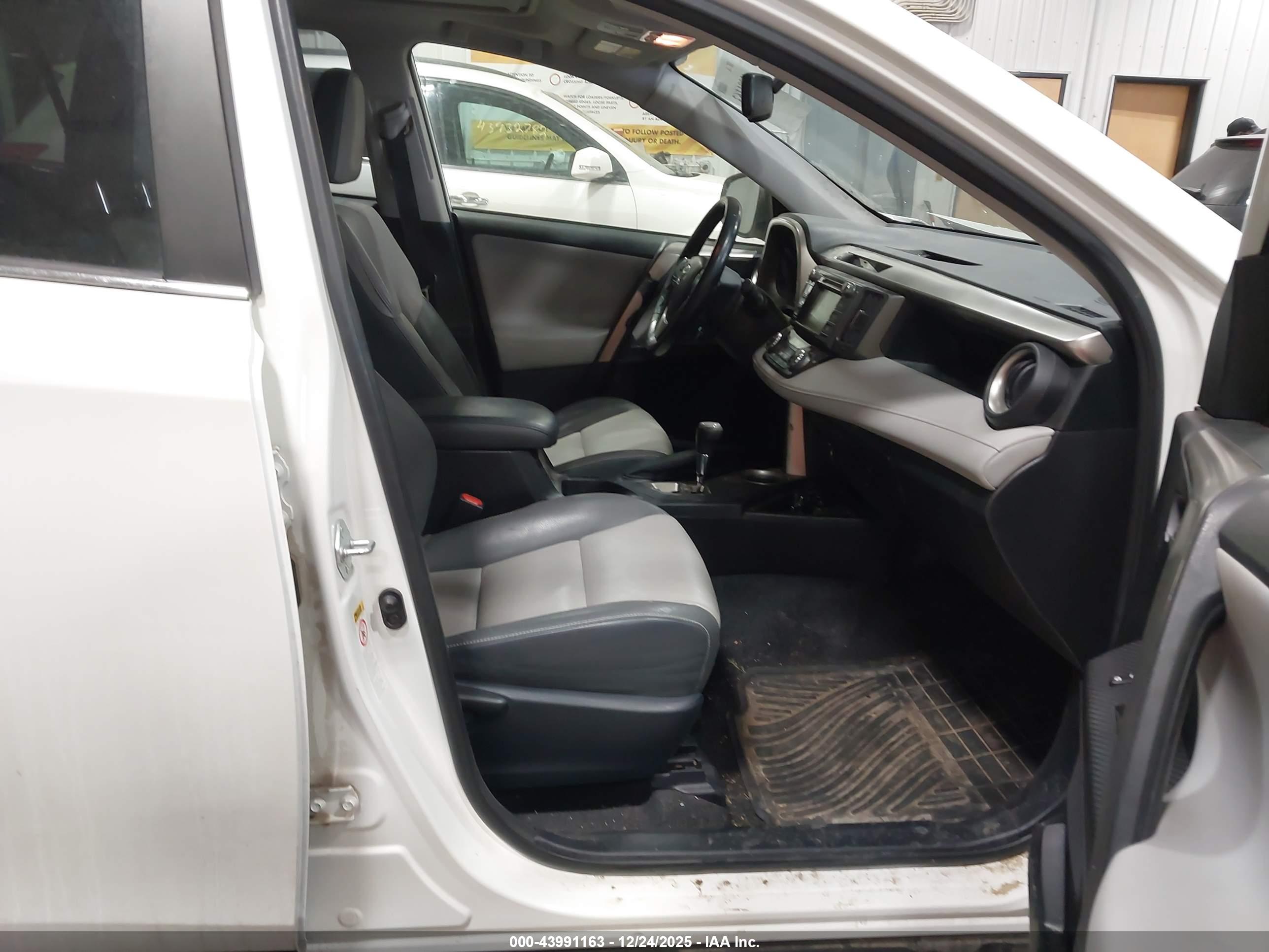 TOYOTA RAV4 image 5