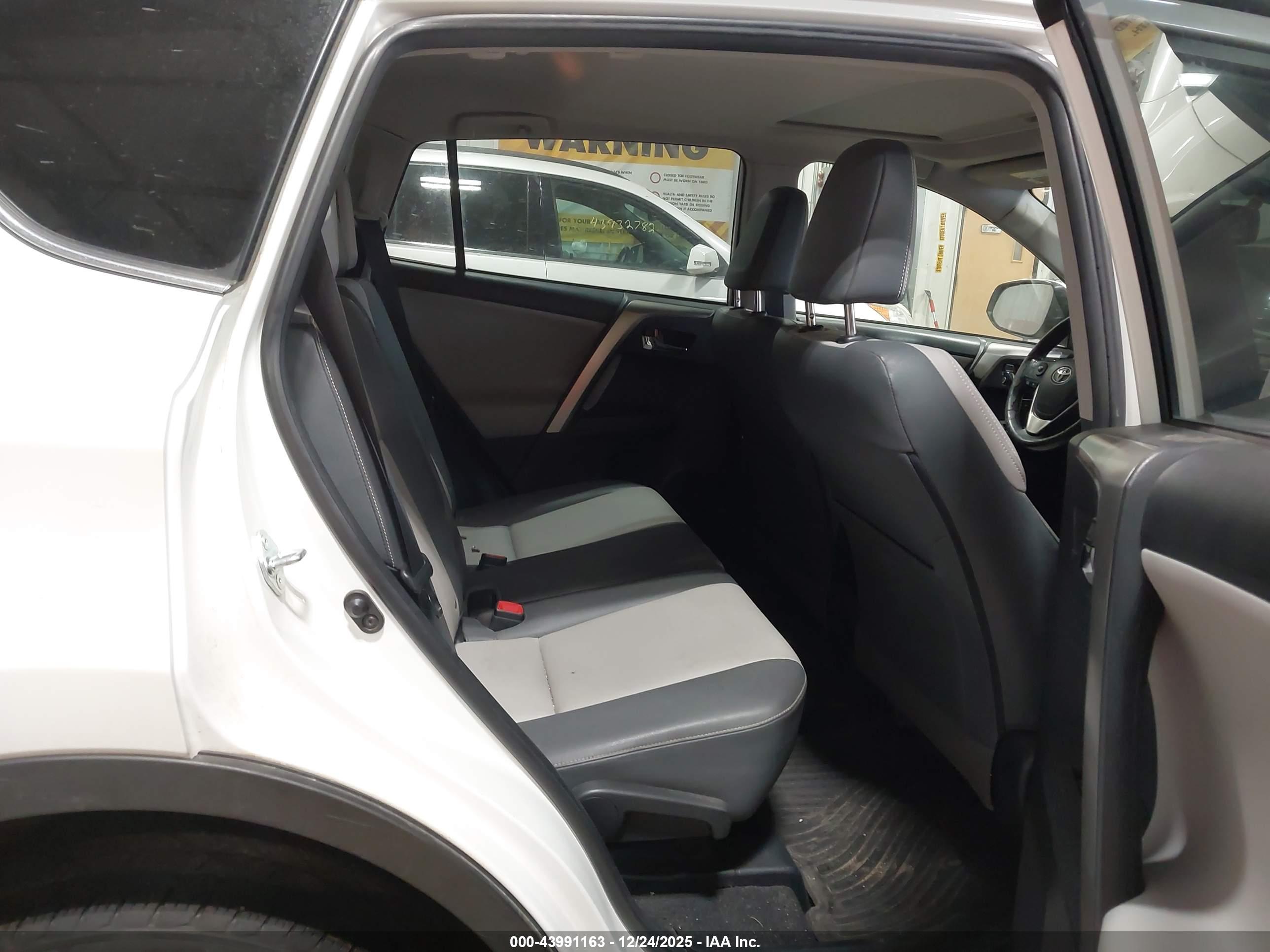 TOYOTA RAV4 image 8