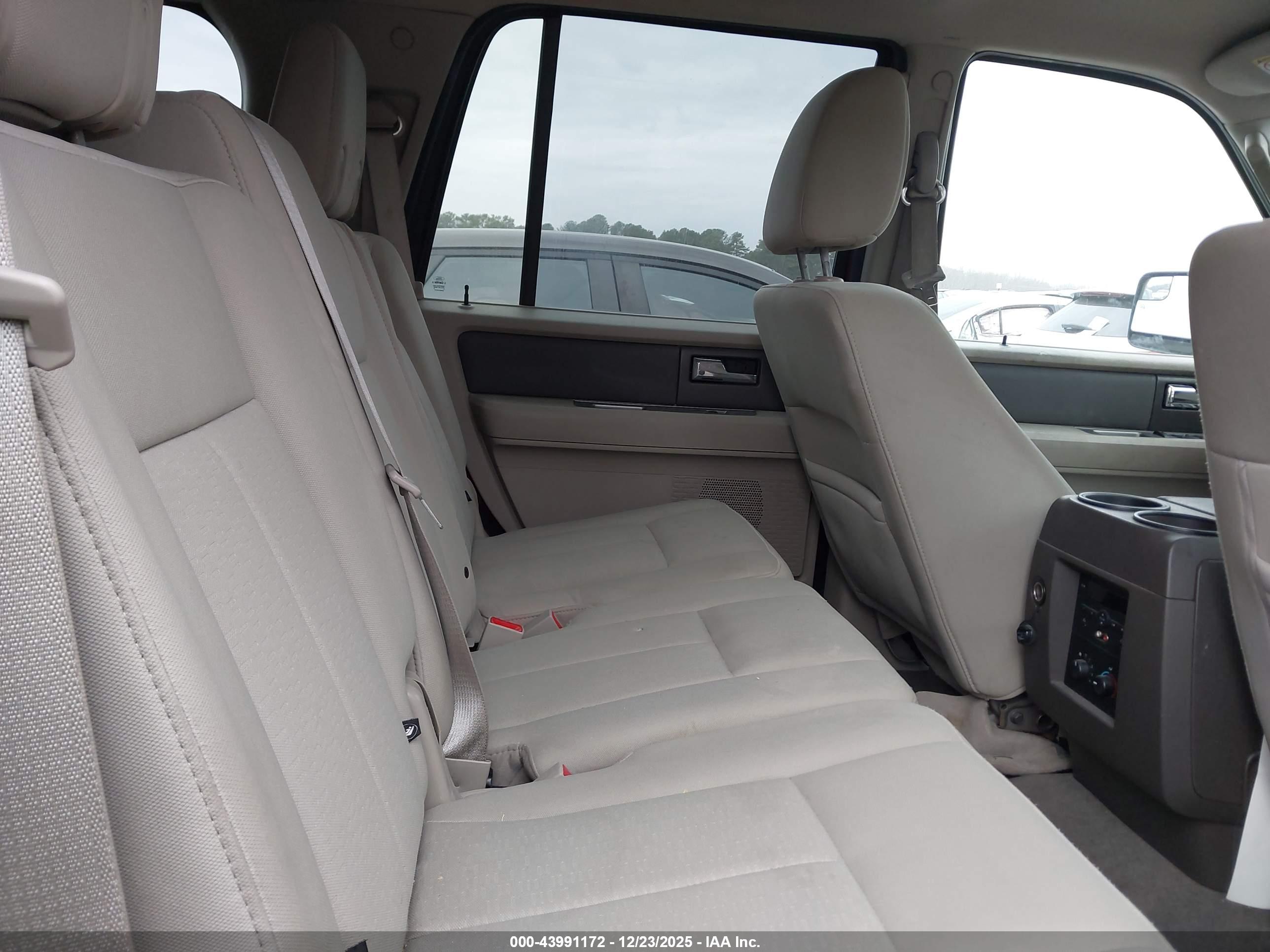 FORD EXPEDITION image 8