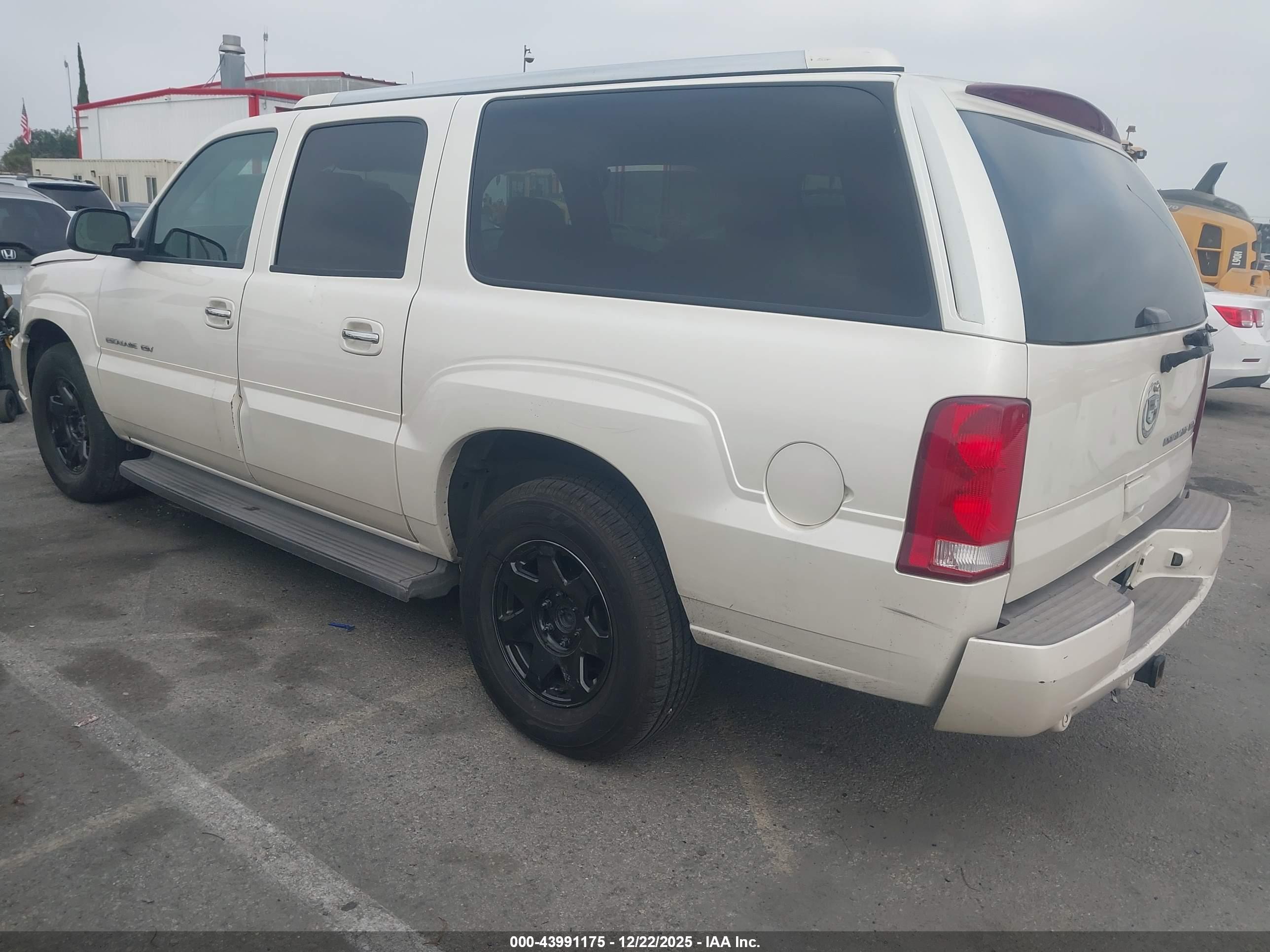 CADILLAC ESCALADE image 3