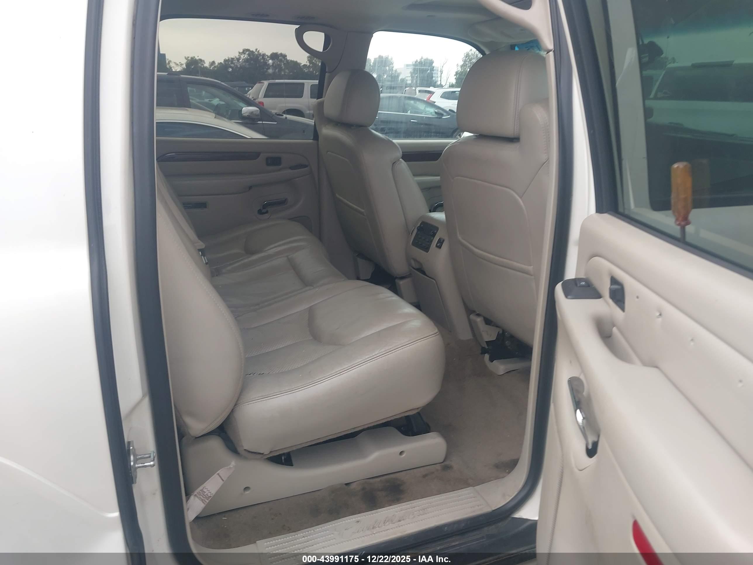 CADILLAC ESCALADE image 8