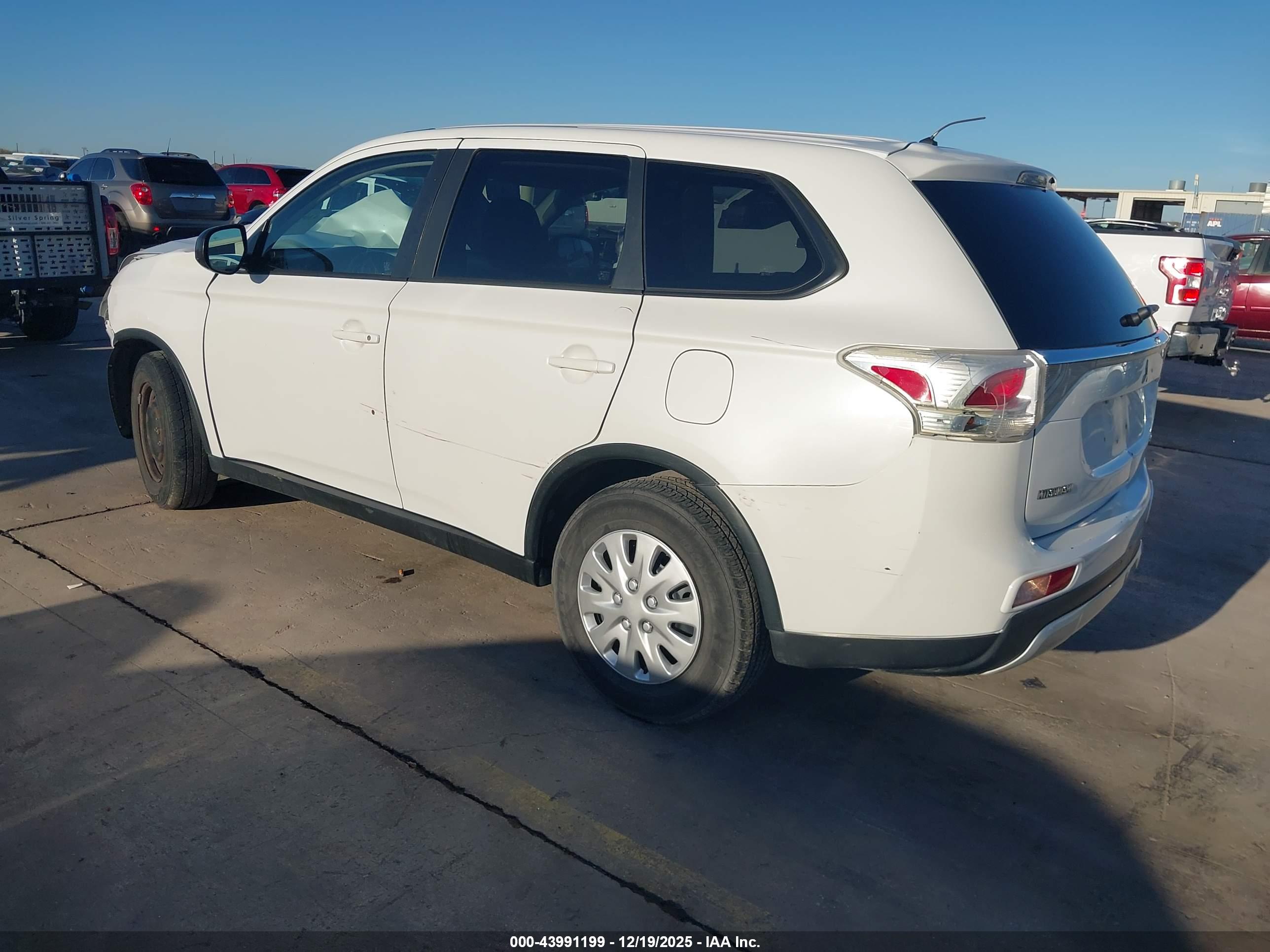 MITSUBISHI OUTLANDER image 3