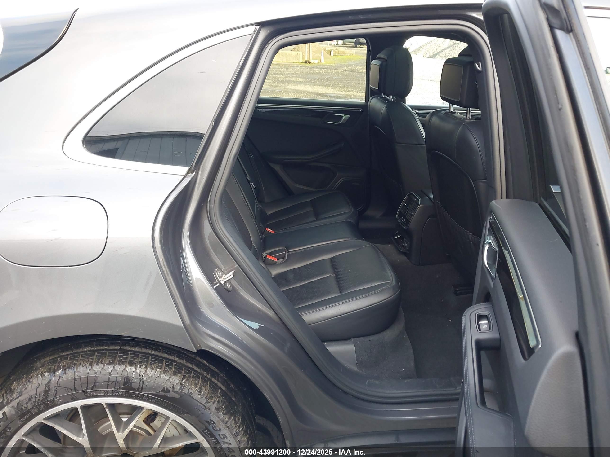 PORSCHE MACAN image 8