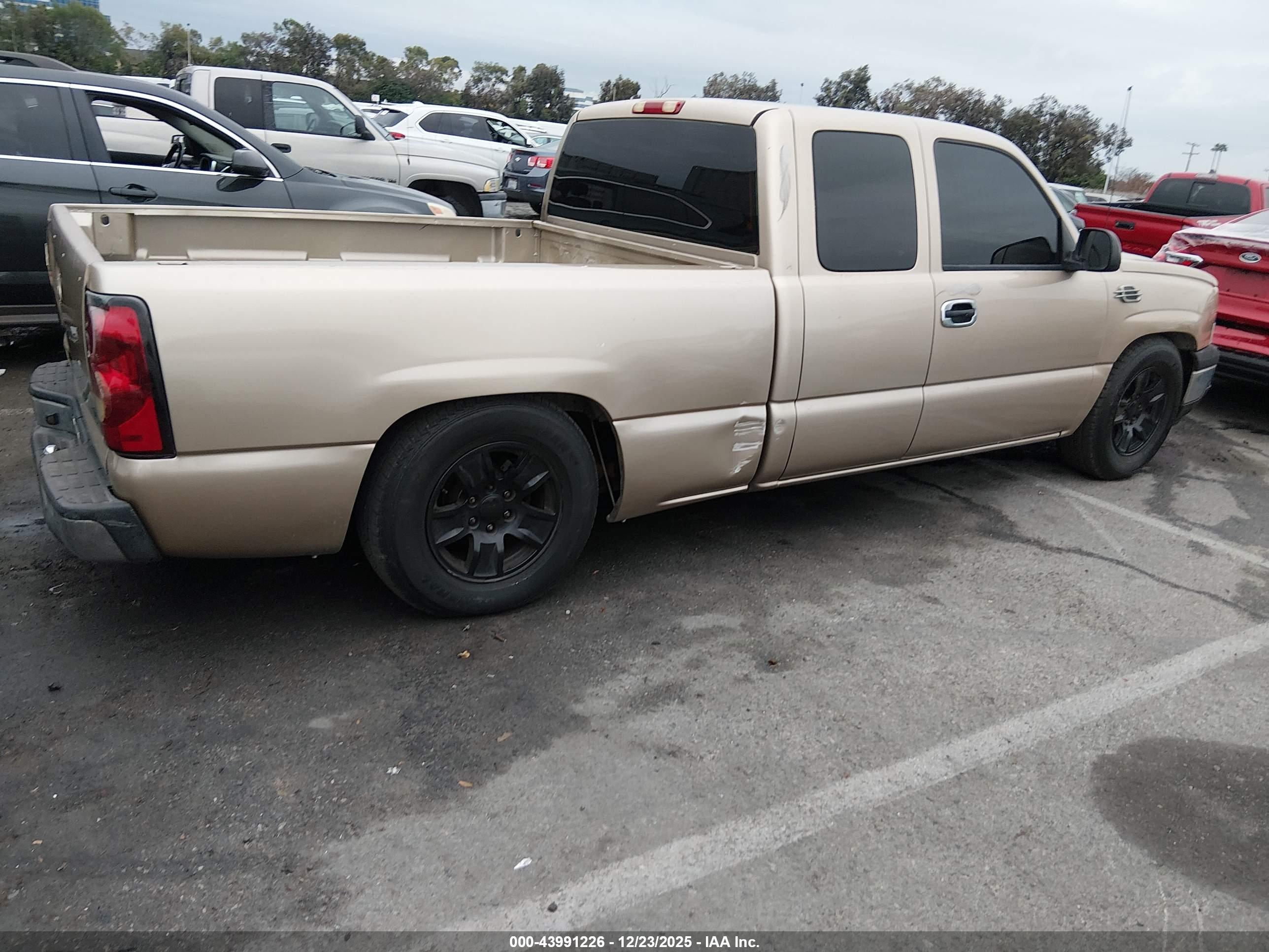 CHEVROLET SILVERADO image 4