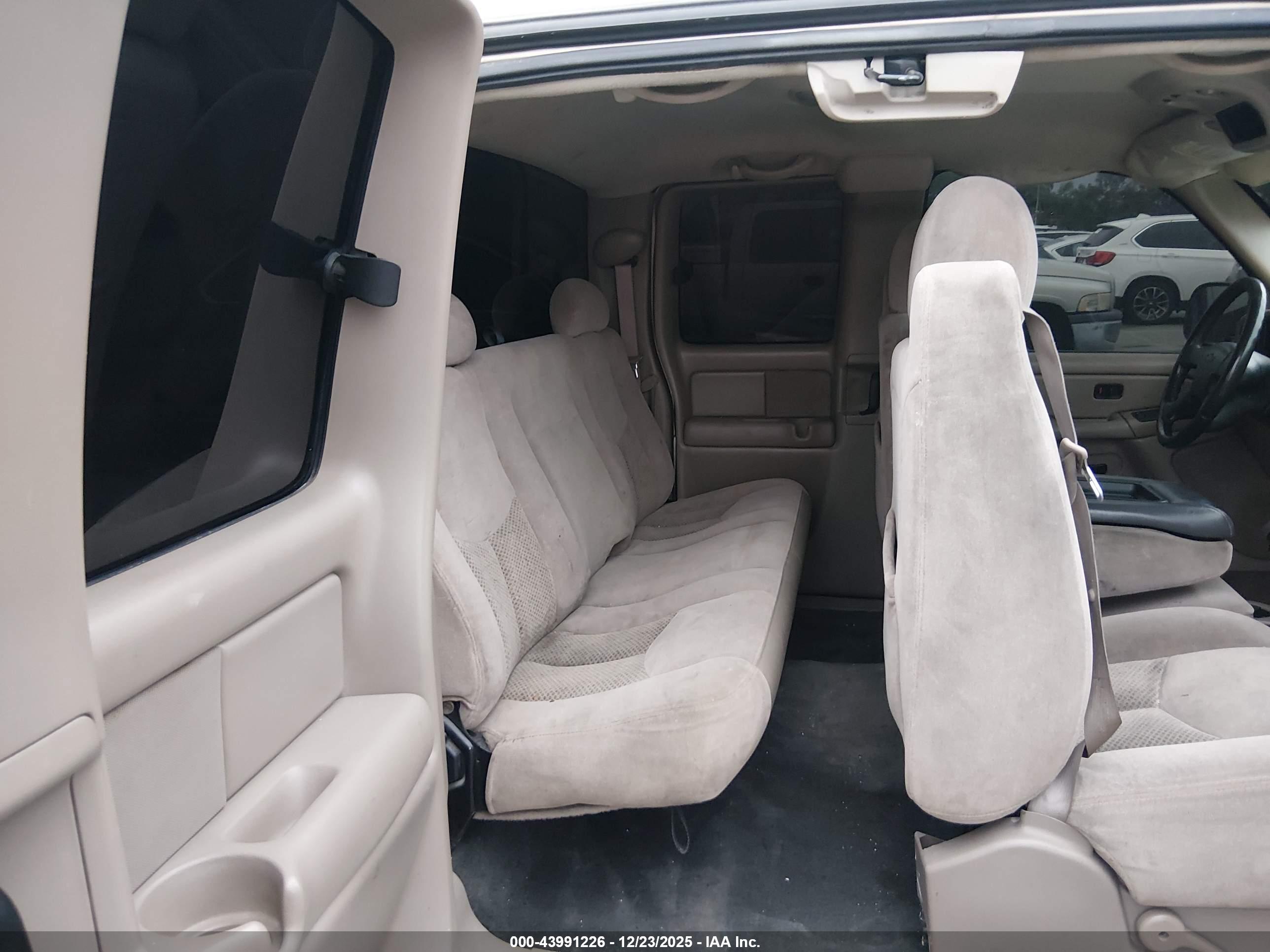 CHEVROLET SILVERADO image 8