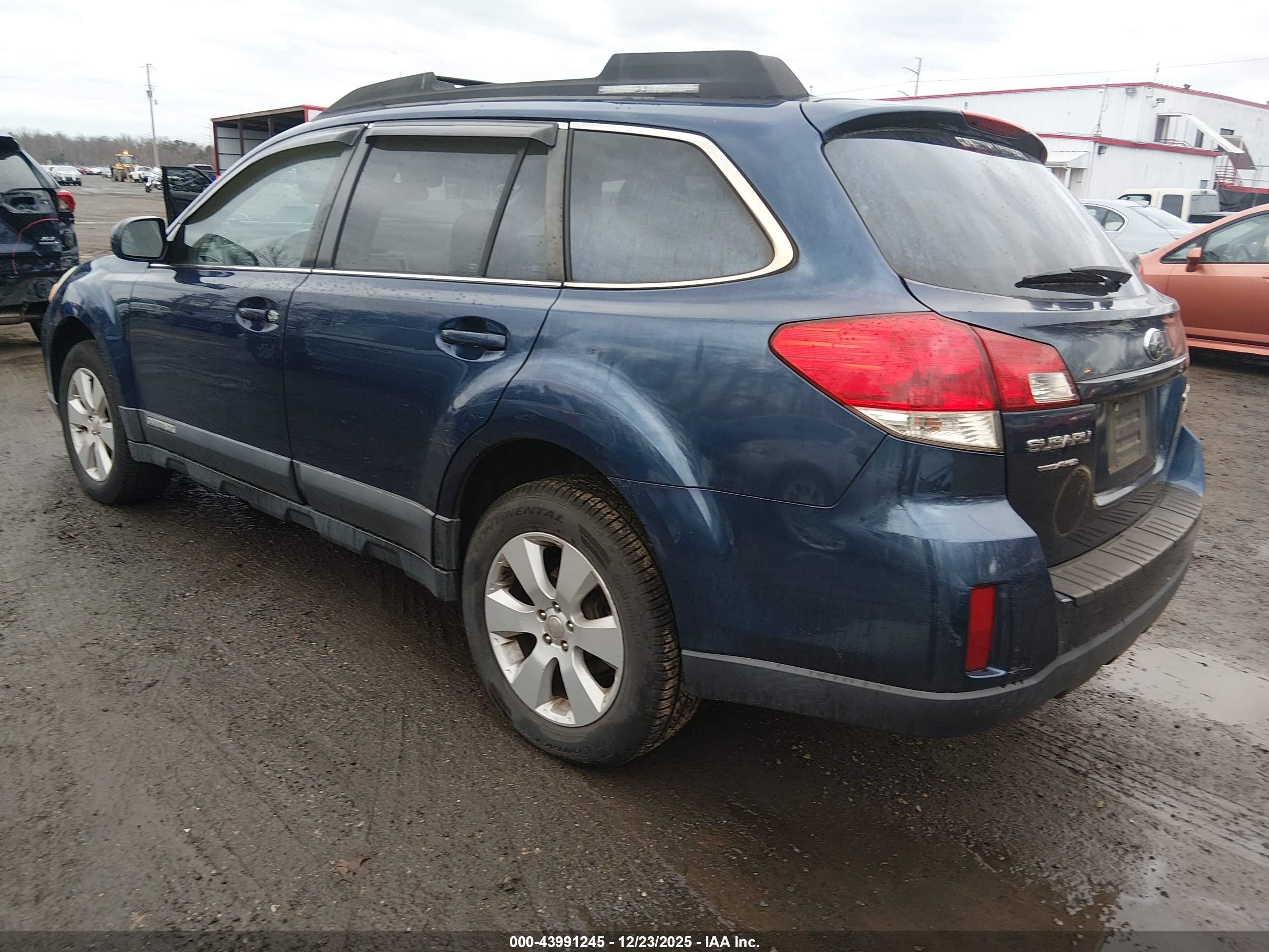 SUBARU OUTBACK image 3