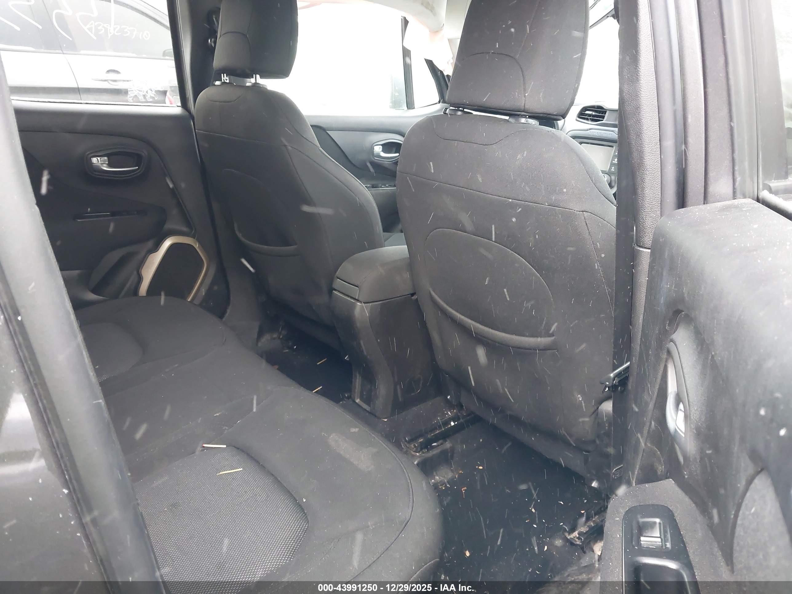 JEEP RENEGADE image 8