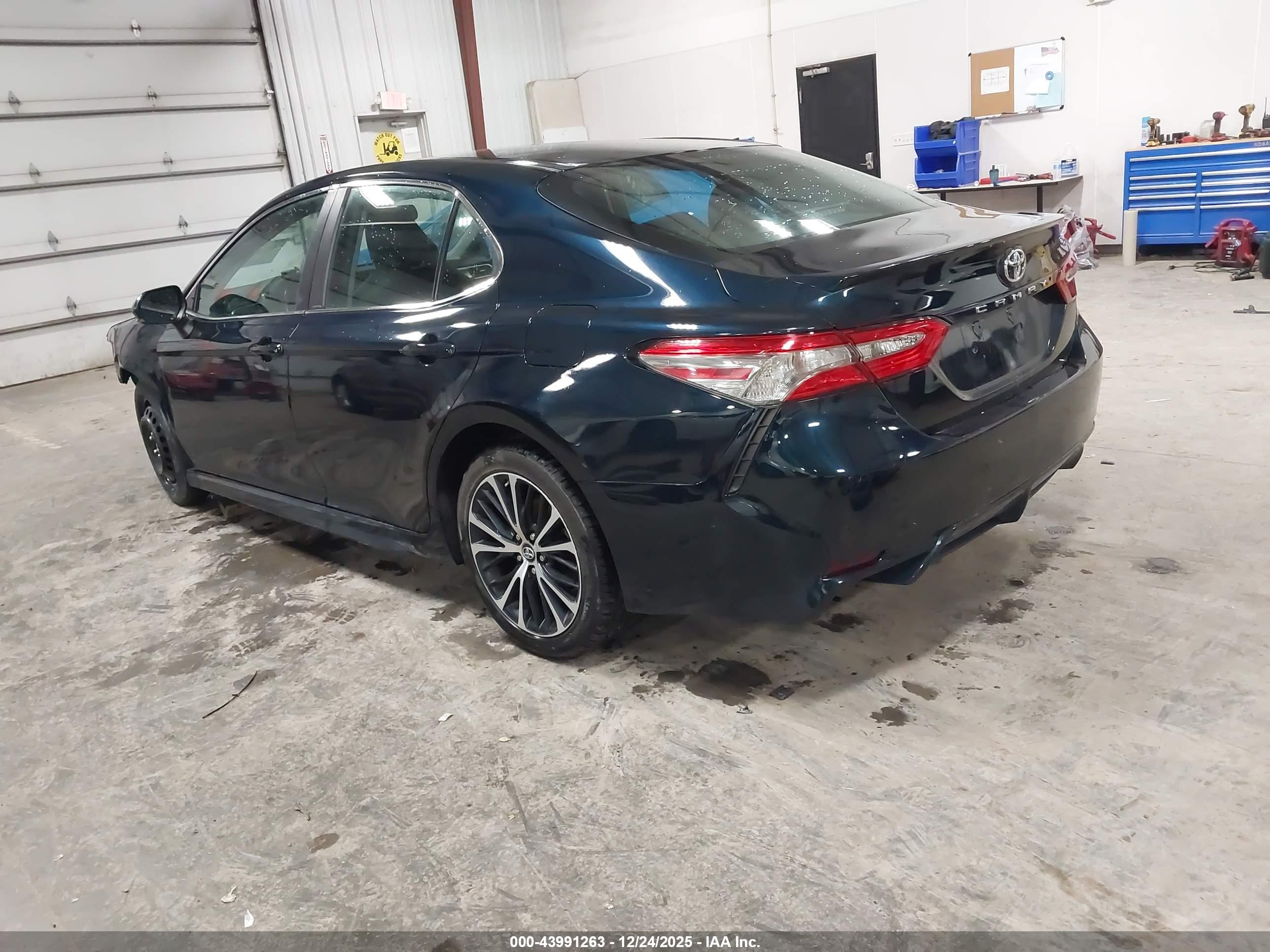 TOYOTA CAMRY image 3